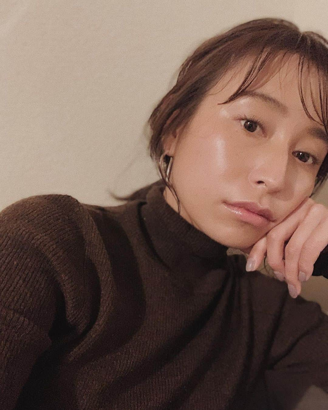 佐藤有里さんのインスタグラム写真 - (佐藤有里Instagram)「. まえがみ✂︎✂︎ . . 髪伸ばし中で最近変わりばえなかったから 前髪をうっすら作りました🤞🏾 . 今までみたいにかきあげることも出来るし 巻き方次第でオン眉ぽくも出来るし なにかとスタイリングの幅が広がりそう💭 . . カラーはダークアッシュにしたよん . @nobu_color ありがとう🙏🏾✨  . . #hair#haircolor#beauty#美容室#ヘアカラー#ヘアアレンジ #シースルーバング#アッシュカラー」11月23日 17時16分 - yuri_212