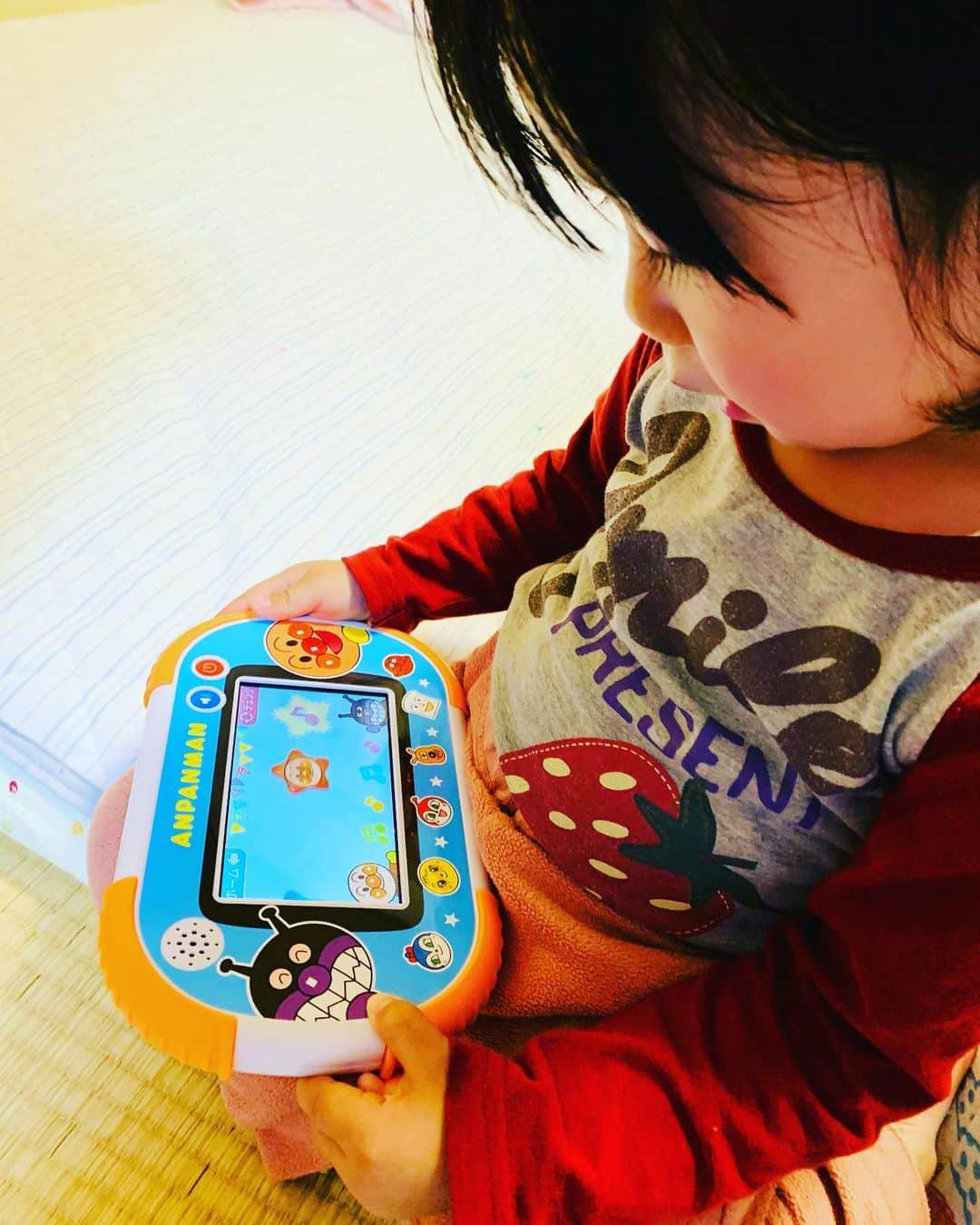 横山愛子のインスタグラム：「アンパンマン知育パッド❣️ パパからまさかのプレゼント🎁 長女ちゃん、あっという間に使いこなしていた^ ^ 食事準備してる間だけ！と思ってやらせてたら、クッションにもたれてやってた笑 リラックスしすぎでしょ🤣🤣 でも、終わりだよー！というと、電源消して終わり❗️って自ら終了^ - ^ えらい！！(*´◒`*) 時間決めて、沢山遊ぼう❤️❣️ #アンパンマン知育パッド #2歳9ヶ月 #11ヶ月 #2歳差育児 #こどものいる暮らし」