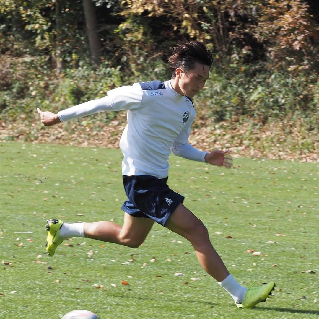 FC町田ゼルビアさんのインスタグラム写真 - (FC町田ゼルビアInstagram)「本日のトレーニングフォト(10枚)👟⚽️ スワイプしてね→📸 . 🗓11月23日(月) 1️⃣ #酒井隆介 2️⃣ #下坂晃城 3️⃣ #マソビッチ 4️⃣ #青木義孝 5️⃣ #ドリアンバブンスキー 6️⃣ #森村昂太 7️⃣ #ジョンチュングン 8️⃣ #ノリエガエリック  9️⃣ #大谷尚輝 🔟 #李漢宰   #FC町田ゼルビア #zelvia #Jリーグ #サッカー #スポーツ #soccer #football #jleague #町田 #svolme #上の原グラウンド #トレーニング #イケメン」11月23日 17時11分 - fcmachidazelvia