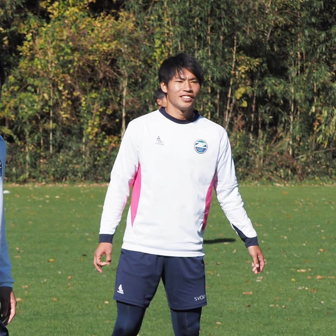 FC町田ゼルビアさんのインスタグラム写真 - (FC町田ゼルビアInstagram)「本日のトレーニングフォト(10枚)👟⚽️ スワイプしてね→📸 . 🗓11月23日(月) 1️⃣ #酒井隆介 2️⃣ #下坂晃城 3️⃣ #マソビッチ 4️⃣ #青木義孝 5️⃣ #ドリアンバブンスキー 6️⃣ #森村昂太 7️⃣ #ジョンチュングン 8️⃣ #ノリエガエリック  9️⃣ #大谷尚輝 🔟 #李漢宰   #FC町田ゼルビア #zelvia #Jリーグ #サッカー #スポーツ #soccer #football #jleague #町田 #svolme #上の原グラウンド #トレーニング #イケメン」11月23日 17時11分 - fcmachidazelvia