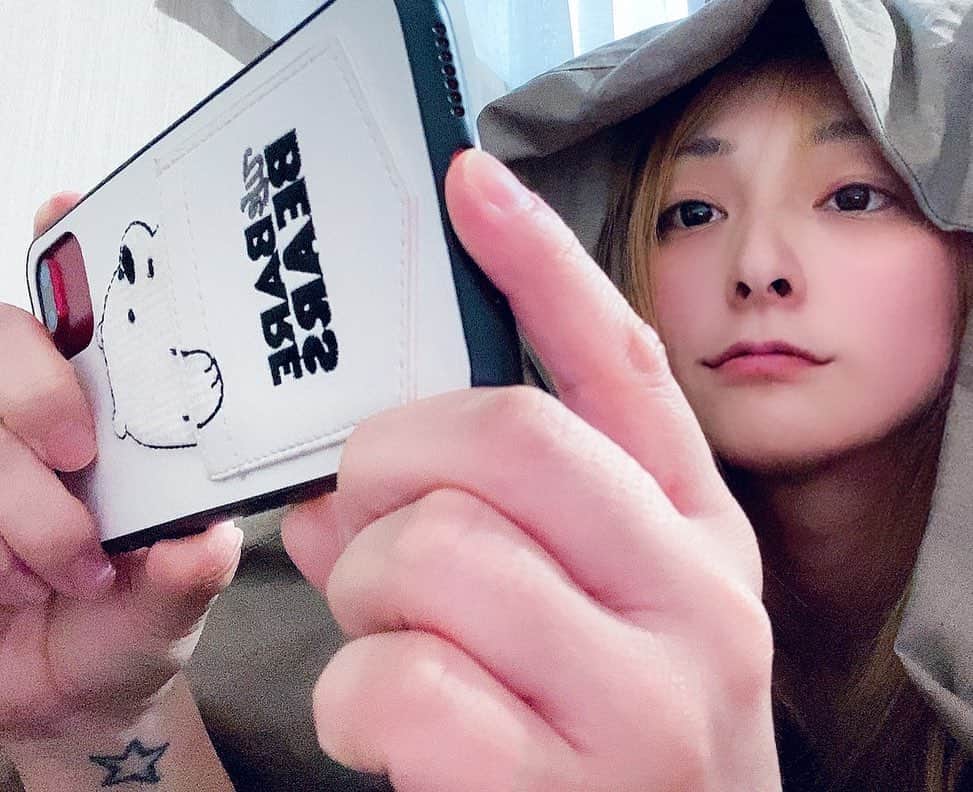 琴乃のインスタグラム：「I don't want to get out of bed.  #game #原神 #원신　#genshinimpact  #koreangirl  #selfie #selca #생얼 #생얼스타그램 #셀카 #셀스타그램 #셀피 #셀카그램 #スッピン #ゲームしかしない」