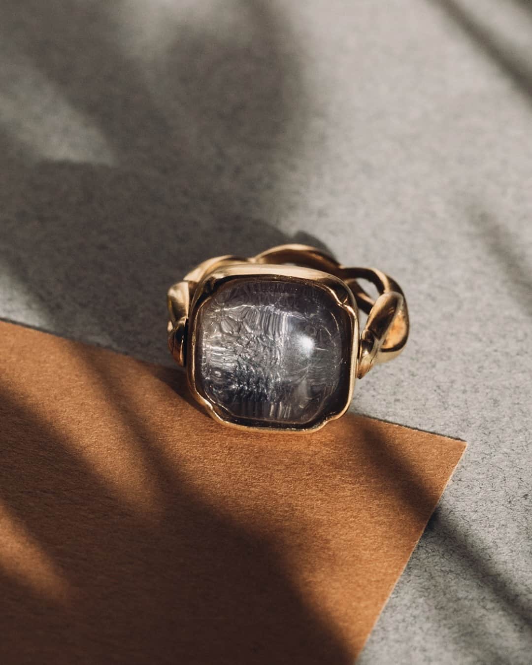 グーセンス パリのインスタグラム：「CABOCHONS ring. . . 📷 by @alix.marnat」