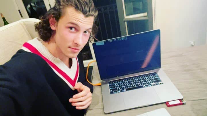 ショーン・メンデスのインスタグラム：「In wonder is out now !!! First time watching on Netflix on zoom with some of you guys 🥺✨❤️」