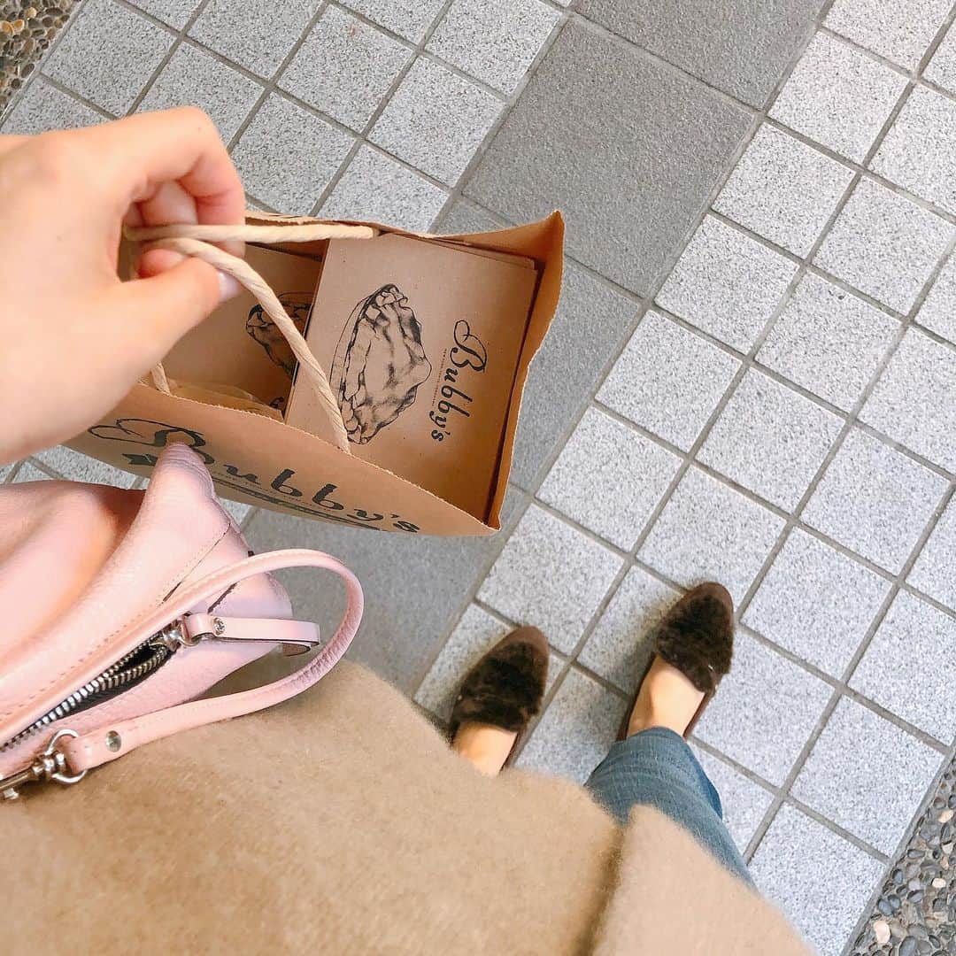 高階亜理沙さんのインスタグラム写真 - (高階亜理沙Instagram)「🍎 ランチした帰りに久しぶりに アップルパイとチェリーパイをテイクアウト🥧🍒  水曜日に向けてパワーチャージ✨」11月23日 17時24分 - arisa_takashina