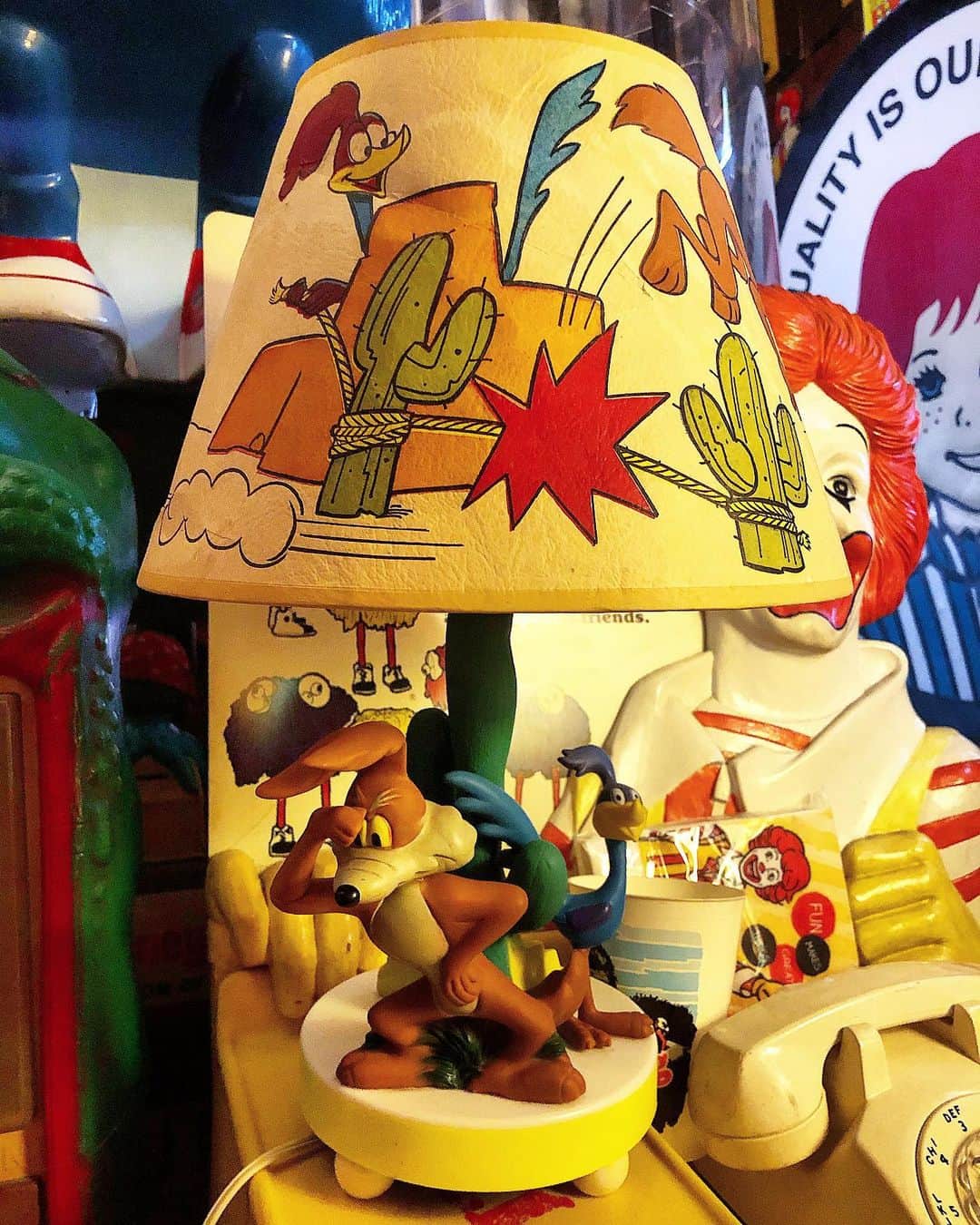 大川知英のインスタグラム：「77's Warner Bros LOONEY TUNES Wile E. Coyote and the Road Runner Shade Lamp💡 お念願のシェード付きがずっぽし👨🏾 ロードランナーはいつか車のクラクション 鳴らしながら走りたい🚬 Beep!Beep!  upi-🤡❗️ #warnarbros #loonytunes #wileecoyote  #roadrunner #shadelamp #vintage #77s#お念願のシェード付き#ずっぽし #最高デザイン#いつか車のロードランナー #BeepBeep#upi#amecajiboys #takatsubase#アメトイ部#captain」