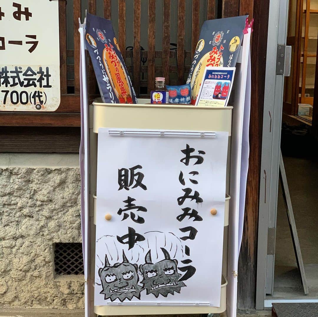 河田直也さんのインスタグラム写真 - (河田直也Instagram)「奈良県橿原市今井町で「おにみみコーラ」という珍しいドリンクをいただきました！後味がスパイシーで美味しかったです(^^)おにみみというのは今井町の伝統的な風邪薬で、「尖った鬼の耳で風（風邪）を切る」という意味があるそうです。 #ちちんぷいぷい  #今井町 #おにみみコーラ #鬼 #端壮薬品工業 #炭酸飲料  #優しい鬼」11月23日 17時27分 - kawatanaoya0423