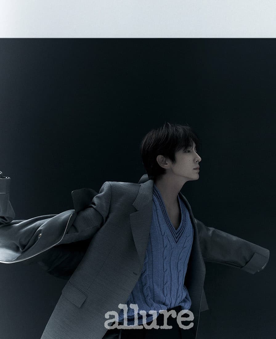 イ・ジュンギさんのインスタグラム写真 - (イ・ジュンギInstagram)「Night is tender💤 @allurekorea」11月23日 17時29分 - actor_jg