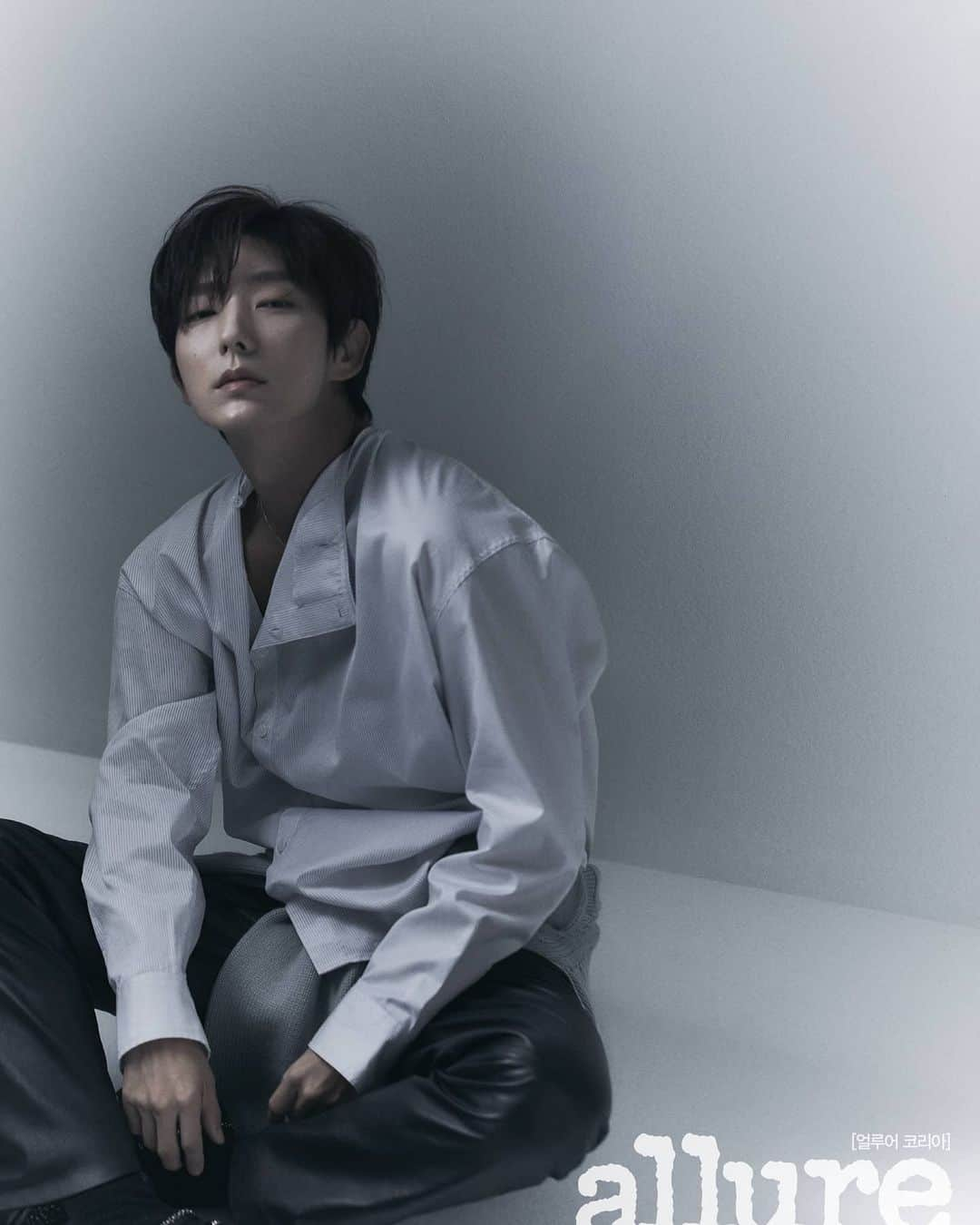 イ・ジュンギさんのインスタグラム写真 - (イ・ジュンギInstagram)「Night is tender💤 @allurekorea」11月23日 17時29分 - actor_jg