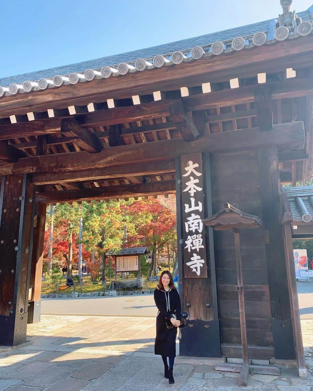 宮田綾子さんのインスタグラム写真 - (宮田綾子Instagram)「⁑ 南禅寺コーデ🍁 動きやすいスポーティなスウェットワンピースがお気に入り フードやポケットのシルバーのラインも可愛いの♡ 1000円offクーポン→ psh4700 @spicaglow    ショートブーツは、足首の細いのを探し求めててやっと見つけた！  軽くて柔らかくて、永遠に歩いていられるくらいラクチンだったよー👢 10%offクーポン→ 7GYKHSE8 @ibeul__  ワンピースはシワにならないしブーツも軽くてどちらも旅行に最適だったよ♪ たまたまなんだけど、黒のスウェットのペアルックみたいになった、笑  南禅寺といえばやっぱり順正の湯豆腐と湯葉もお昼に食べて🍲美味しいよね、幸せ〜 最後の動画は蹴上インクラインの水路の激流 いつもこんな激しいのかな、笑  #onepiece #spicaglow #spicaglowstyle  #bag #salondealfurd  #boots #ibeul  #宮田綾子 #pr #京都 #南禅寺 #南禅寺水路閣 #南禅寺順正 #湯豆腐 #順正 #京都紅葉 #紅葉狩り #紅葉狩り #紅葉デート #紅葉スポット #紅葉見頃 #水路閣 #蹴上インクライン #蹴上 #旅行 #国内旅行 #旅すたぐらむ #たびすたぐらむ #タビジョ #kyotojapan #kyototravel」11月23日 17時31分 - ayako__miyata