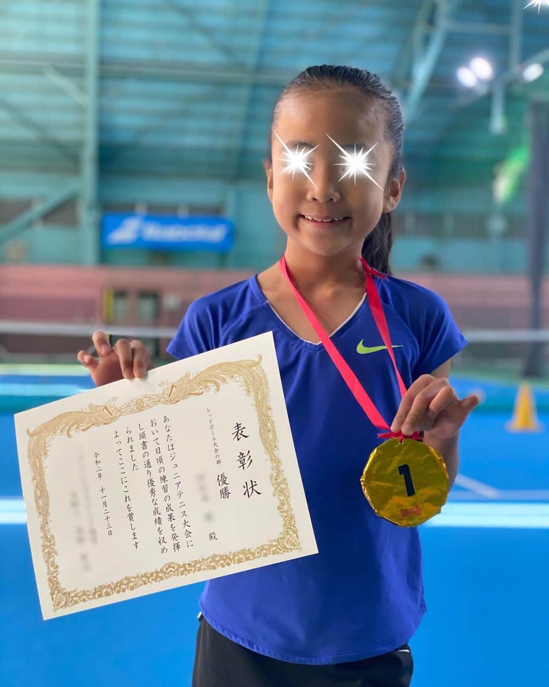 森上亜希子のインスタグラム：「今日は娘の1年ぶりの試合でした。 公式戦ではなく、クラブ内の大会でしたが、去年出場した時は総当たり戦で一度も勝てずサーブは全く入らず、試合中はずっと泣いていました。笑  今大会の目標は ⓵最後まで絶対に諦めない ⓶試合中泣かない でした。  試合に負けても良い。最後まで諦めずに頑張る事！ 勝ち負けじゃないよ‼️だけど、勝ちたいという気持ちがないと勝てないからね。  という事を伝えて送り出しました。  初めて勝って戻ってきた彼女の笑顔は私にとって宝物になりました。  2年生の男の子との対戦の前は、「強いから負けるかも」と言っていたので、「勝負はやってみないとわからないよ！負けても良いやん！最後まで諦めずに頑張れ！」と伝えました。 途中負けてる時もあったけど、諦めずに頑張って勝ちました。 これまた、喜んでました。笑  そして、次はいつも一緒に練習している女の子。「いつも、一緒に練習してるから勝てるかも」と言うので、「そんな風に思ってたら負けるかもよ。油断大敵。誰と試合しても一生懸命頑張る。」と伝えました。  結果、6戦全勝で優勝する事が出来ました。 たかが、クラブ内の大会かもしれないけど、彼女にとっては大好きなテニスをまた頑張ろうと思えたのではないかと思います。  相手が強かろうが弱かろうが関係なく、ベストを尽くす。 どんな状況でも諦めずに最後まで頑張り続ける事が大切！という事を今日の試合を通じてわかってくれたら良いなと思います。  これからも大好きなテニスを楽しんでね‼️  おめでとう🎉㊗️  #テニス女子 #テニス大好き #年長さん #女の子 #6歳 #初優勝 #おめでとう #諦めずに #頑張る事が大事 #テニス #tennis」