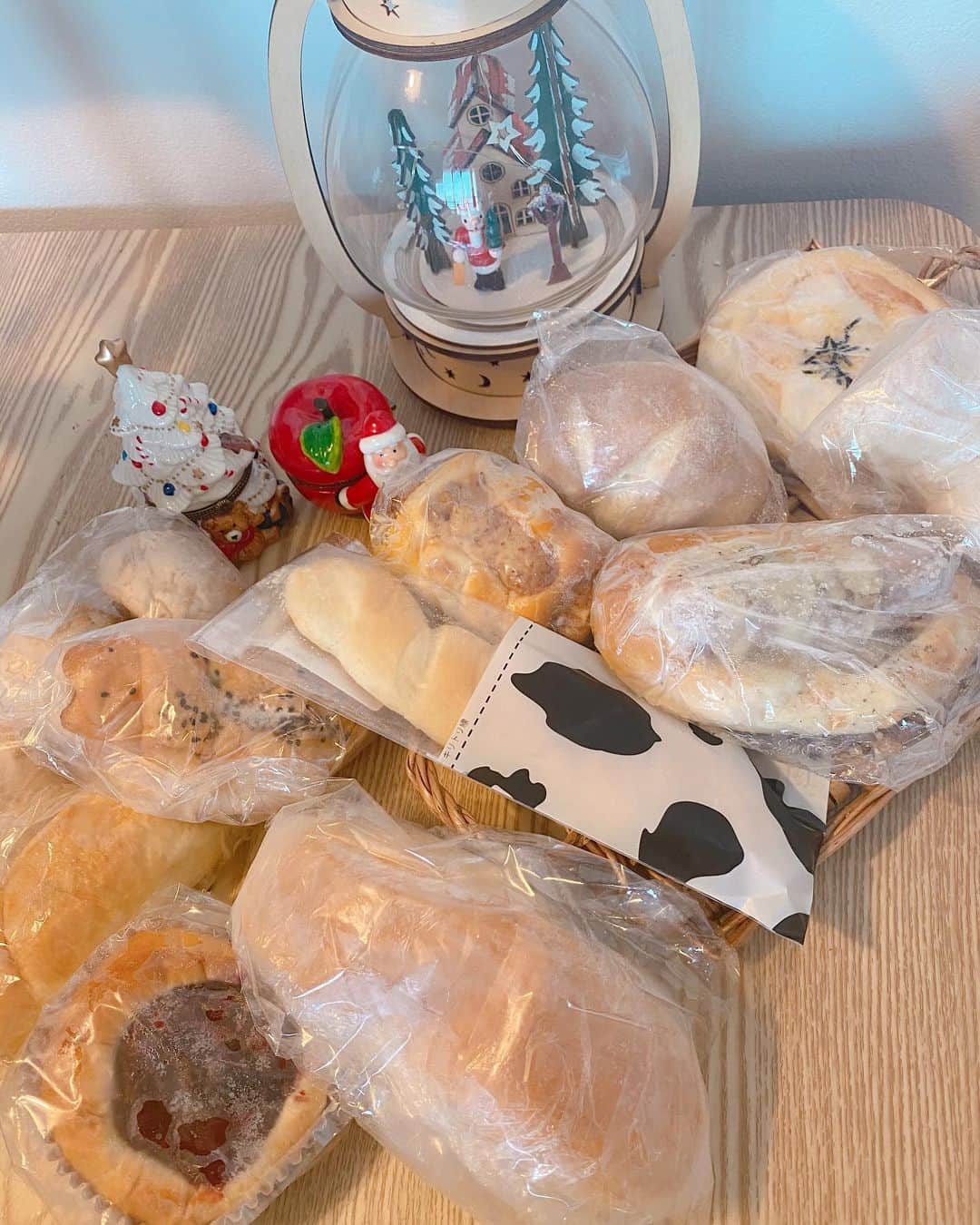 一ノ瀬恋さんのインスタグラム写真 - (一ノ瀬恋Instagram)「@ecostapan からパンがたーくさん届きました🥺‼️ 冷凍で届くんだけど最初はパンが冷凍、、、🤢って思ってて食べるまで半信半疑だったんですがすごく美味しくて🙄‼️‼️ 常温で解凍してからオーブンで焼くだけだから超楽ちん！ ものによってはオーブンしなくても気にならなかった❣️ 何種類か食べたんだけど全部美味しくて🤣 クオリティの高さに驚きました❤️ まだ食べてない種類もあるから食べるのが楽しみ💋 . . #ecostapan #お取り寄せパン #エコスタパン #フードロス削減 #pr #お家時間 #冷凍パン」11月23日 17時35分 - mayu19900323