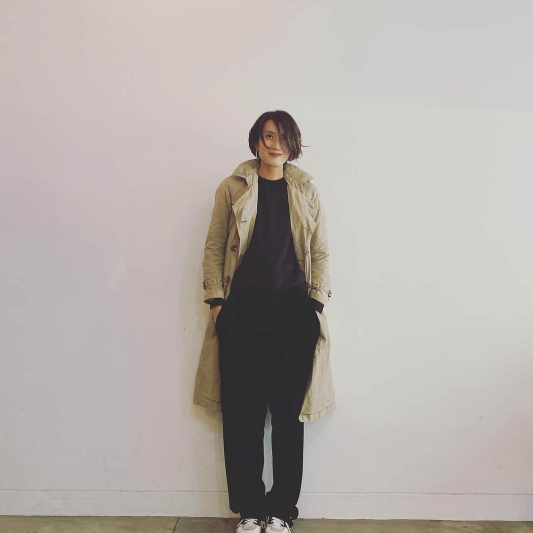 坪田あさみのインスタグラム：「. 休日の楽ちんスタイル。 スウェットにくしゃくしゃトレンチで済む この生温い暖かさが最高。  #ootd #sweat #auralee #pants #caban #trenchcoat #scye #アラフォー#アラサー#アラフォーコーデ #アラサーコーデ #お仕事コーデ #アラフォーol #アラサーol #あらふぃふ #アラフィー　#アラフィーコーデ #アラフィフコーデ#40代ファッション #40代コーデ　#30代ファッション　#30代コーデ　#50代ファッション#50代コーデ #大人コーデ #大人カジュアル」