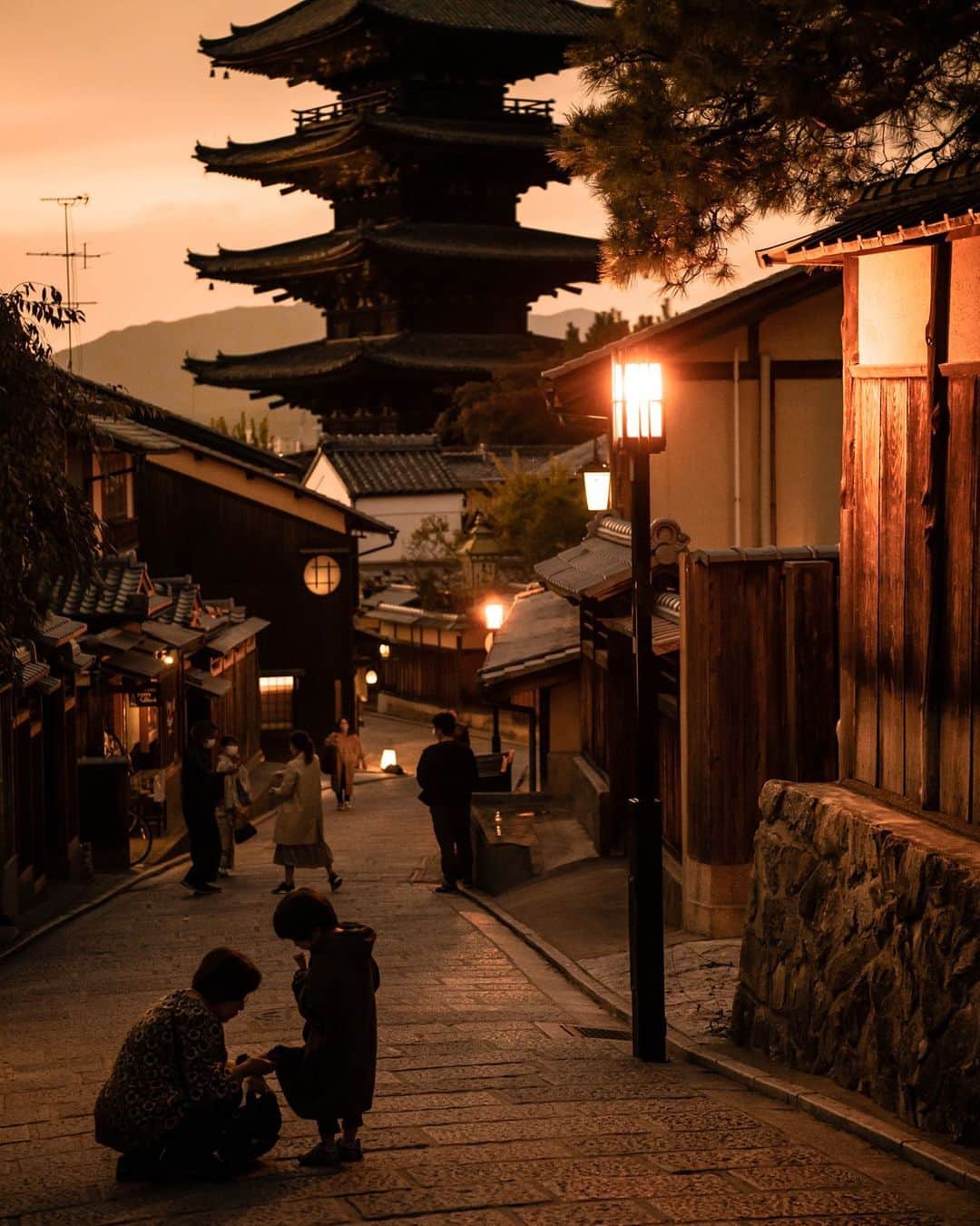 のインスタグラム：「何時間も居続けてたら、色んな顔を見れました⛩🌇﻿ ﻿ #KYOTO #TEMPLE #SUNSET #nikond850 #nikonphotography #asianphotographer #travelphotographer #夕焼け #夕日 #八坂の塔 #祇園 #京都 #大阪 #兵庫 #関西旅行 #一人旅 #風景写真 #ファインダー越しの私の世界 #gotoトラベルキャンペーン」
