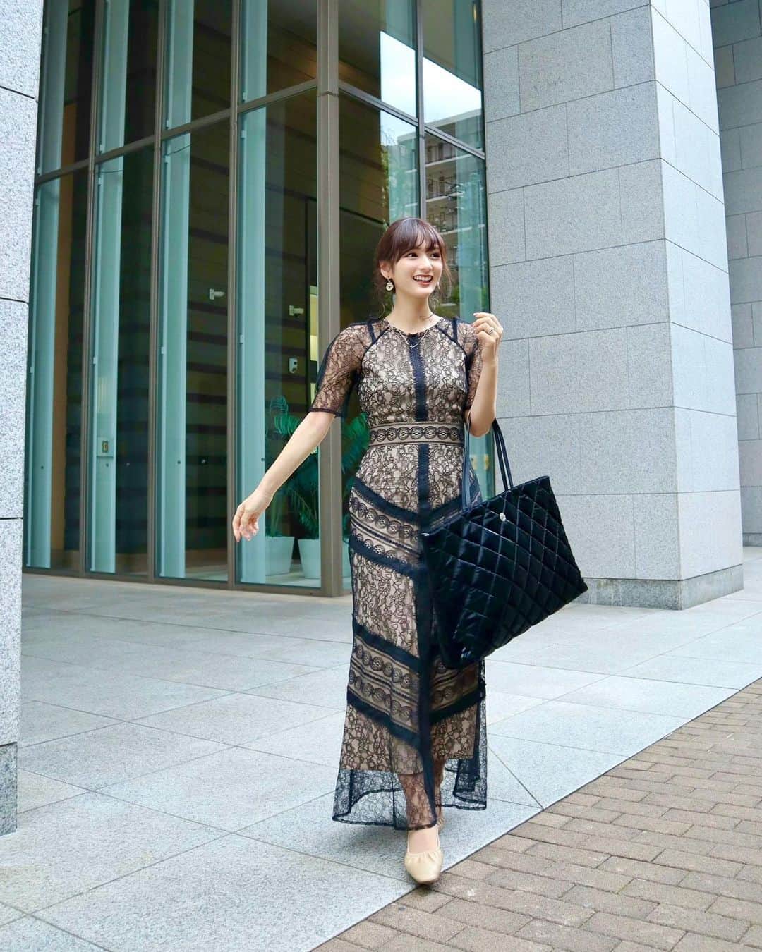 のインスタグラム：「キレイめなお洋服にも合わせやすいMETROCITYのマザーズバッグ💓 程よい光沢感がとっても可愛い✨ 大容量で息子と私の荷物がまとめて入るので重宝してます👶🏻💡  dress @lagunamoon_com #lagunamoon  bag @metrocity.japan #metrocity  ちなみに今ZOZOTOWNでMETROCITYのシグネチャー含むバッグ7型、お財布7型の中から購入した方へアームウォーマーをプレゼントしてるみたい💝 ぜひチェックしてみてね💕  #coordinate#ootd#Japanese#japanesegirl#instafashion#rubi_fashion#metrocitymilano#男の子ママ#新米ママ#秋服#新作#冬服#ニット#오오티디#아웃핏#オケージョンドレス#オケージョンワンピース#メトロシティ#ラグナムーン」