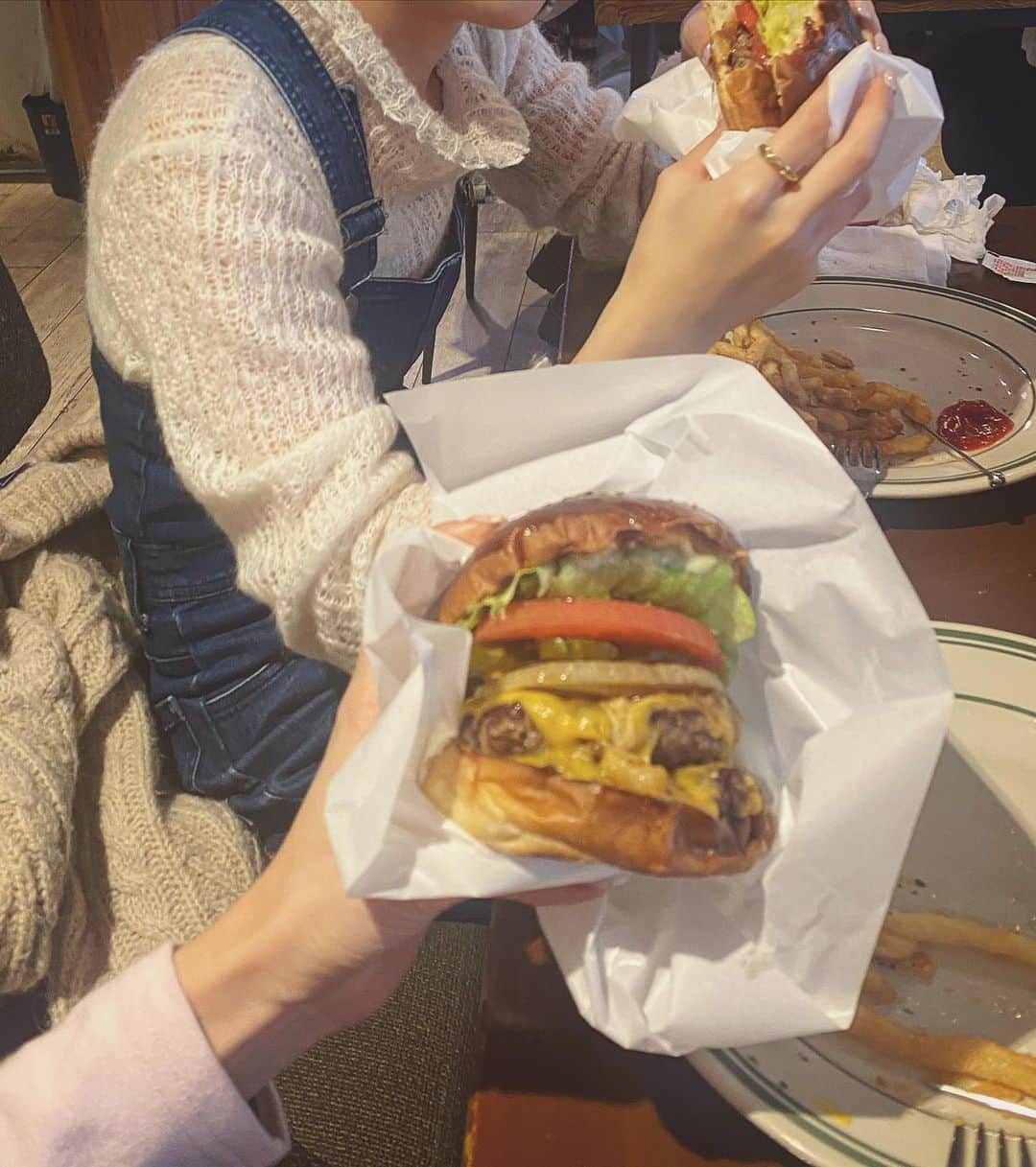 YUYUさんのインスタグラム写真 - (YUYUInstagram)「burger 🦞 potato 🦞 yes! 🦞 お仕事やり切った後のポテトって、、!🦞🦞」11月23日 17時45分 - yuyukmt