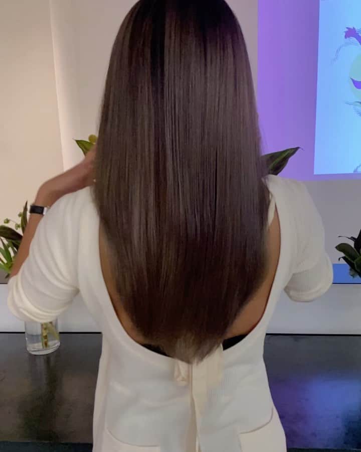 ETSUKOのインスタグラム：「ヘアーメンテ✨  もう2ヶ月以上カラーもしてないんだけど良い色すぎて 今回カラーなし‼️笑 ハイライトの積み重ねが凄く立体感出てて最高❣️ 新しく入った能瀬スペシャルトリートメントと カットのみ😊  でこの艶✨✨✨ オイルもなーんも付けてないよ💓  いつもありがとう☺️  どんなダメージヘアーも#天使の輪」