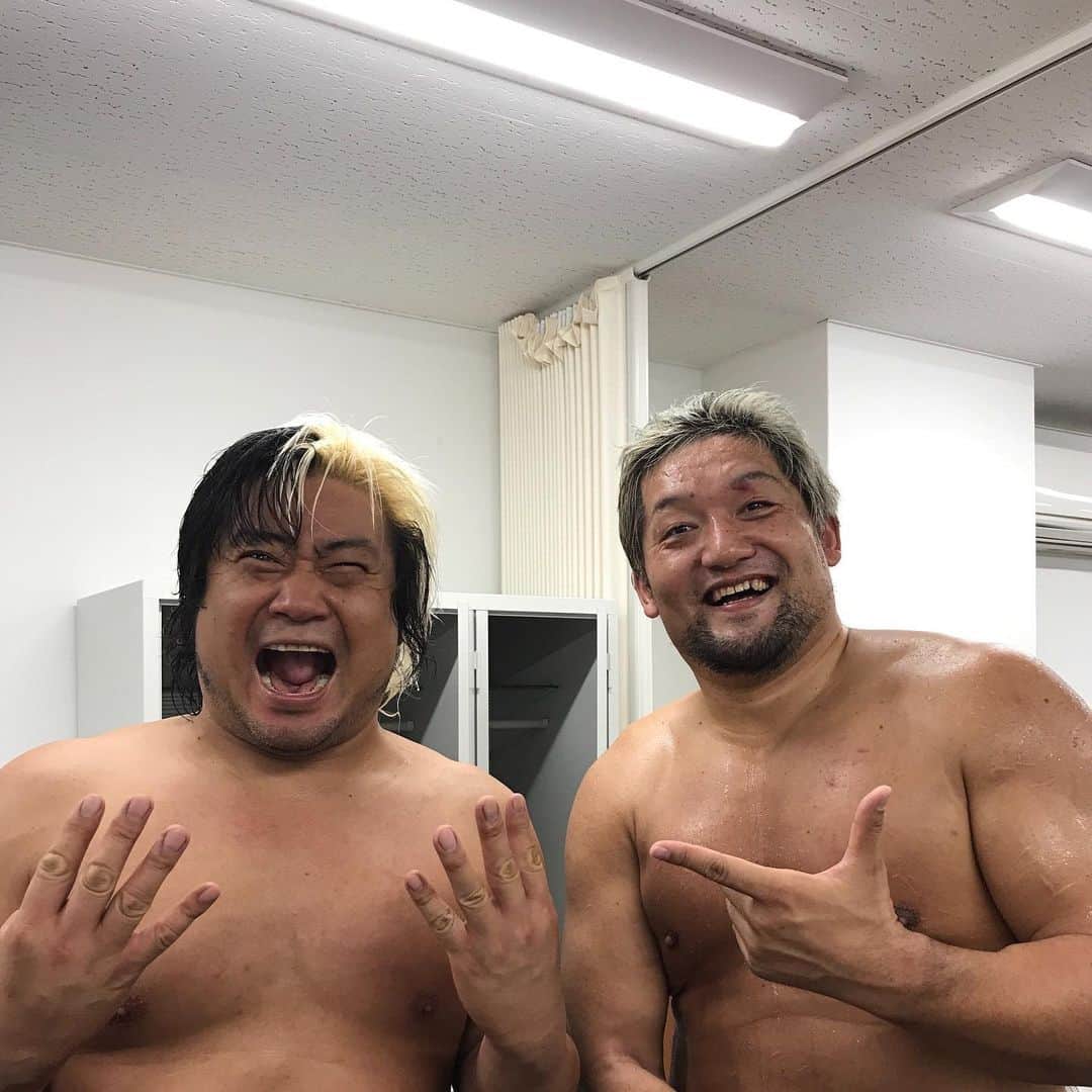 石川修司のインスタグラム：「全日本後楽園大会でした！ 諏訪魔さんが自らの誕生日をラストライドで祝いました！！44歳、まだまだ全盛期！！！ #ajpw #諏訪魔」