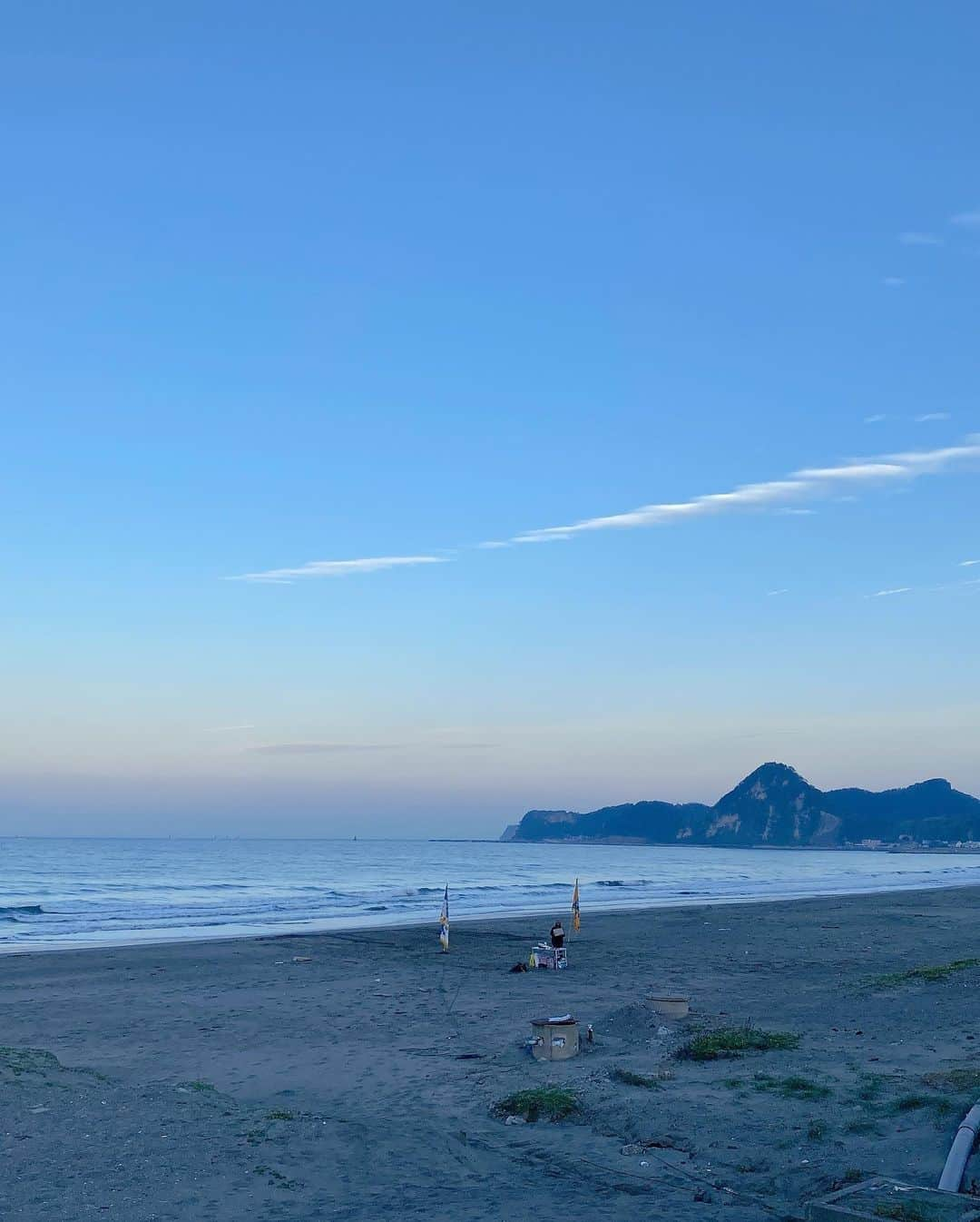 道岡桃子さんのインスタグラム写真 - (道岡桃子Instagram)「朝の海だー！🌊  ロケでおじゃました南房総ですよ〜🐬  ご本人たちに気付かれぬよう、私も夜明け前からこっそりスタンバイしておりました（寝起きドッキリなので…）  初めてだったので、うまくできるか もうドキドキでした！😍😍  めざましテレビ（偽）⏰ みなさんに笑ってもらえてよかった！  かなでさん、ゆめっちさん、ほのかさん、 朝から猛ダッシュありがとうございました🙏 そしてごめんなさい笑  朝の空気もドッキリも最高でした💖  フジテレビ  11月21日（土）19:00〜21:00 【芸能人が本気で考えた！ドッキリGP】 https://www.fujitv.co.jp/dokkirigp/  #フジテレビ #フジテレビアナウンサー #フジテレビ女子アナ #アナウンサー役 #ドッキリgp #ドッキリ #ドッキリグランプリ #バラエティ #お笑い #めざましテレビ #お笑い好きな人と繋がりたい #南房総 #岩井海岸 #絶景 #日本の風景 #3時のヒロイン」11月23日 17時49分 - momoko_ana