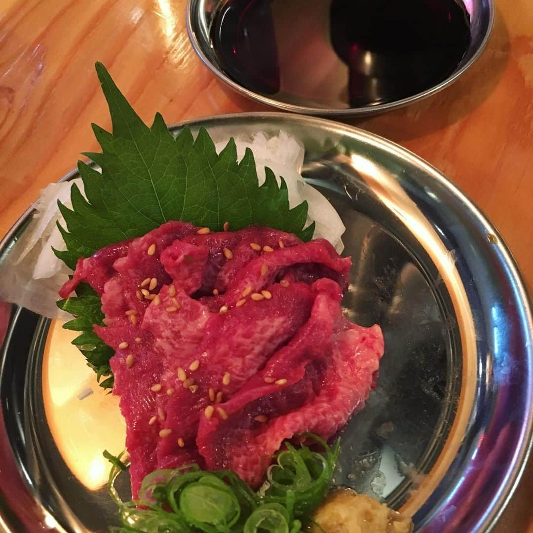 あだち理絵子さんのインスタグラム写真 - (あだち理絵子Instagram)「#肉食べたい ってなって  #ニューオープン #小皿焼肉ハラミタン  @harami.tan   18時オープン前に訪ねたら  次の予約の19時半までなら空いてるとのことで  5人カウンターに並ぶ。  子供達離れたくないというから 両側から給仕(^_^;) やりにくいやないかい。  最初に このお肉ですよー と #お肉様 を見せてくれます😊  少しずつ 色んな部位が食べられるのいいね。  1人でもいけちゃう感じ。  なんと あの #炭kappohirac  さんで働いてた方が 肉好きでオープンさせたそうです。  だから和テイストもあって  大根おろしたっぷりの ニンニクポン酢とか  ネギのヌタ和えとか つけダレも美味かった。  マスターおすすめの ガーリックバターも甘いコクで  ウルテの味変とか めちゃハマったー😊  お肉は全部美味しかった！  特に #スジハラミ 美味！！  冷麺はフツー（笑）  近所だしまたリピりたいと思います👍  #谷四グルメ#谷四焼肉 #パクパクいける #少量だから逆に頼んじゃう #あだち食べログ  3.9」11月23日 18時00分 - adachi.rieko