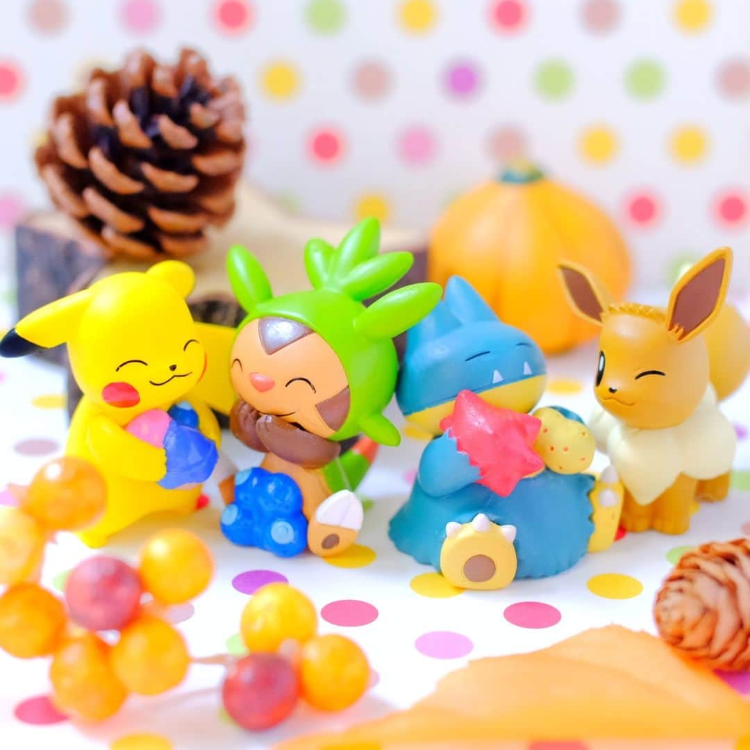 ピカチュウ公式Instagramさんのインスタグラム写真 - (ピカチュウ公式InstagramInstagram)「【今日のピカチュウ】 秋は実りの季節🎑🌰 ピカチュウたちもきのみをいっぱい見つけたみたい😊✨ #pikachu #eevee #munchlax #chespin #pokemon #pikachu_snap #fall #autumn #ピカチュウ #イーブイ #ゴンべ #ハリマロン #ポケモン #きのみ #実りの季節 #秋」11月23日 18時00分 - pokemon_jpn