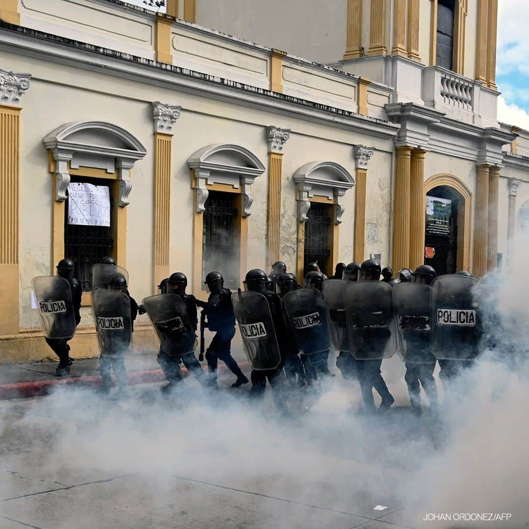 ABC Newsさんのインスタグラム写真 - (ABC NewsInstagram)「Riot policemen take position during a protest demanding the resignation of President Alejandro Giammattei, in Guatemala City on November 21, 2020. #guatemala #protest」11月23日 18時00分 - abcnews