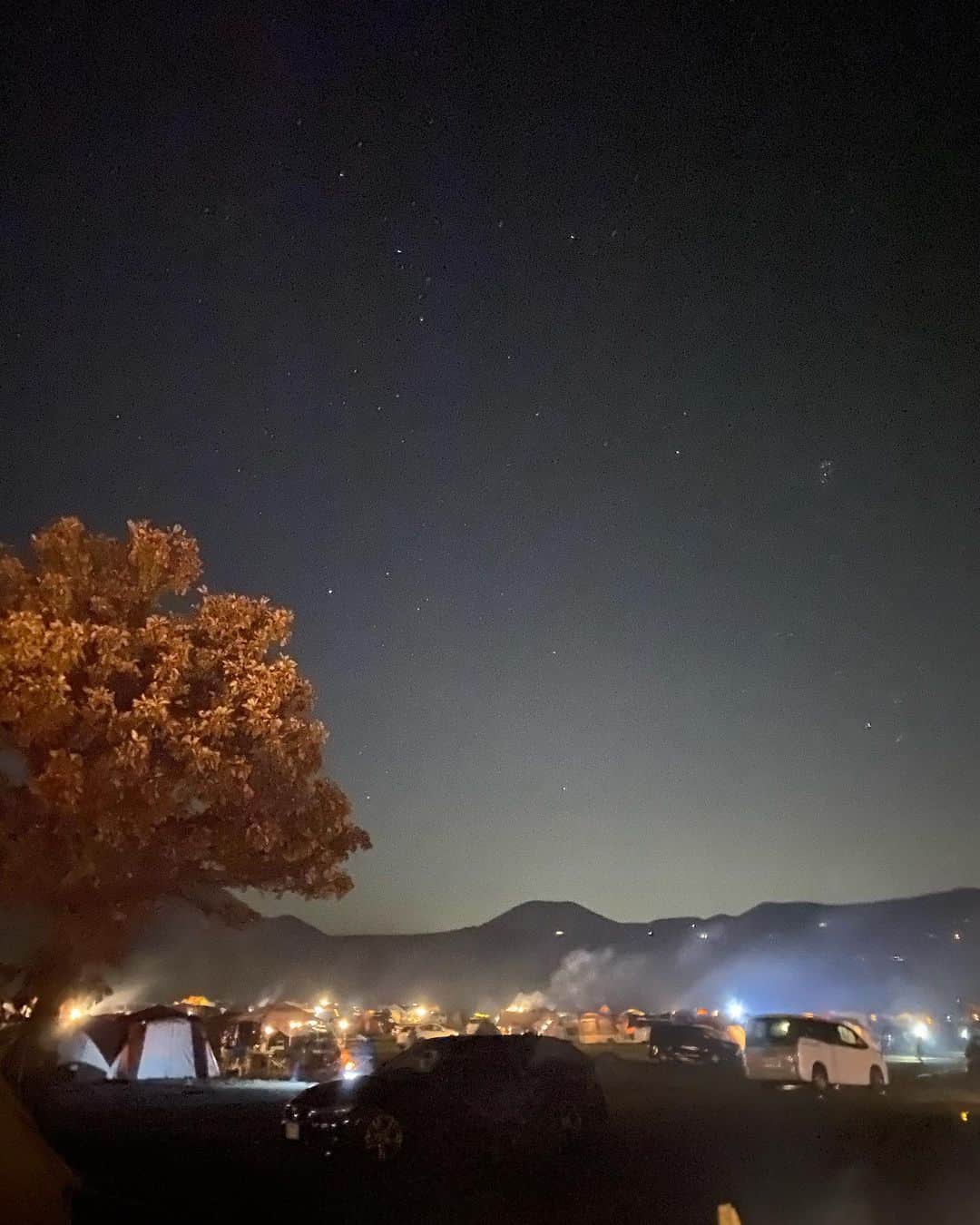 堀舞紀のインスタグラム：「🌙 . . . 夜はそれぞれの🏕から 白い湯気が立ち上ってて とっても幻想的なのです✨ . . . 寒過ぎて その時は心底楽しめない くらいだったけど🙄🙄 . . 良く寒がりなのに 生き延びたワ。。 . . 今回の #camp飯 は 寒いからか とっても とっても 美味しいものばかりで、 ズーーーーット 何か食べてました🤤 . . 冬は飯がウメイ！！ . . . 揚げ物フルコースを 用意してくれたり、 肉まんに焼印してくれたり、 鶏ガララーメン出てきたり😂 . . とにかく 常に誰かがcook!!! してる旅。 . . 子供達は、 人様の旦那を椅子にして 温いテンツの中で "しりとりループ" w w . . とにもかくにも "ご馳走さまでした🙋🏽‍♀️" って campだったね。 . . . #冬キャンプ #camp #camplife  #iPhone夜景モード　いけてる #shiningstars 🌟 #キャンプ飯」