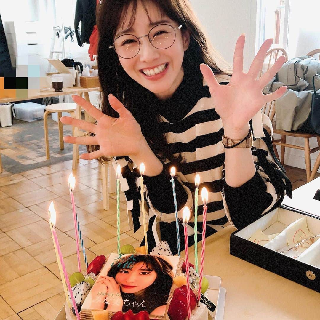 美人百花さんのインスタグラム写真 - (美人百花Instagram)「今日は田中みな実さんの誕生日💓💓 みな実さん、おめでとうございます😭✨  先日、メガネブランドOWNDAYSの撮影で、ささやかながらみな実ちゃんのお誕生日をお祝いさせていただきました！　サプライズのはずが、フライングで流れてしまったバースデイソングにも気づかないフリをしてくれた優しいみな実ちゃん!!! スタッフ一同ますます大好きになりました❤❤ そして、OWNDAYSの田中社長から贈られた花が大きいすぎるのか、みな実ちゃんの顔が小さすぎるのかっ。レアなメガネみな実ちゃんと花束カットも必見です。 みな実ちゃんにとって、34歳も素敵な１年でありますように❤  #OWNDAYS #田中みな実 さん #誕生日 #いつもありがとうございます💓」11月23日 17時55分 - bijinhyakka