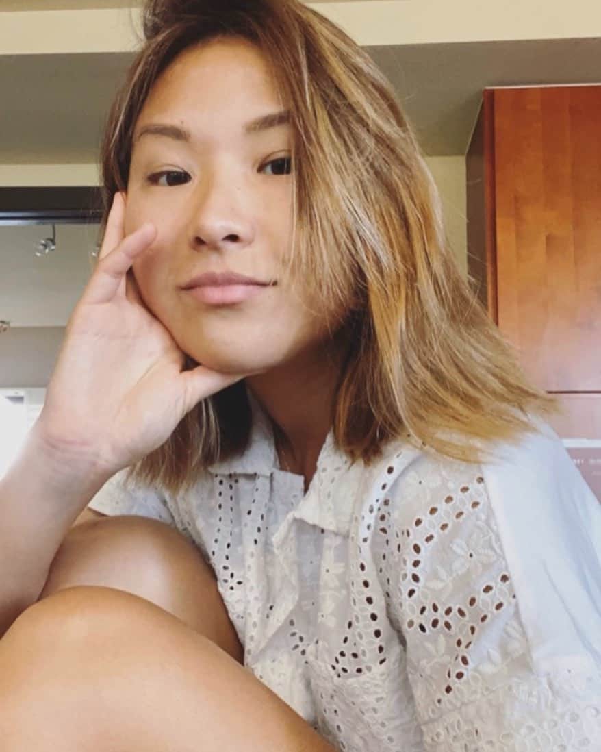 エビアン・クーのインスタグラム：「I got bored with my long hair decided to go short - why not!? It will grow again. Not to mention my mom cut my hair, she did a good job 👏  気づいてる人もいるけどショートにしたの ロックダウンの時にママがカットしてくれた笑 ショートはシャワーもすごく楽、ハッピー😌」
