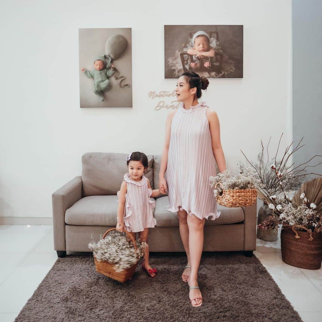 チェルシー・オリビアのインスタグラム：「1 month postpartum 🤍 Badan masi bengkak” dan banyak timbunan lemak dan juga air... Yess ibu2 anak kedua emang butuh kerja keras untuk memperbaiki badan,I feel you .. apalagi nyusuin kan lapernya 11-12 pas waktu hamil,malah aku ngerasa pas nyusuin keinginan makan manis itu bertambah💪🏼😜 • Twins dress by @officialclaude • Flowers by @rosyposy.florist (ini decor sisa sebulanan Dante)」