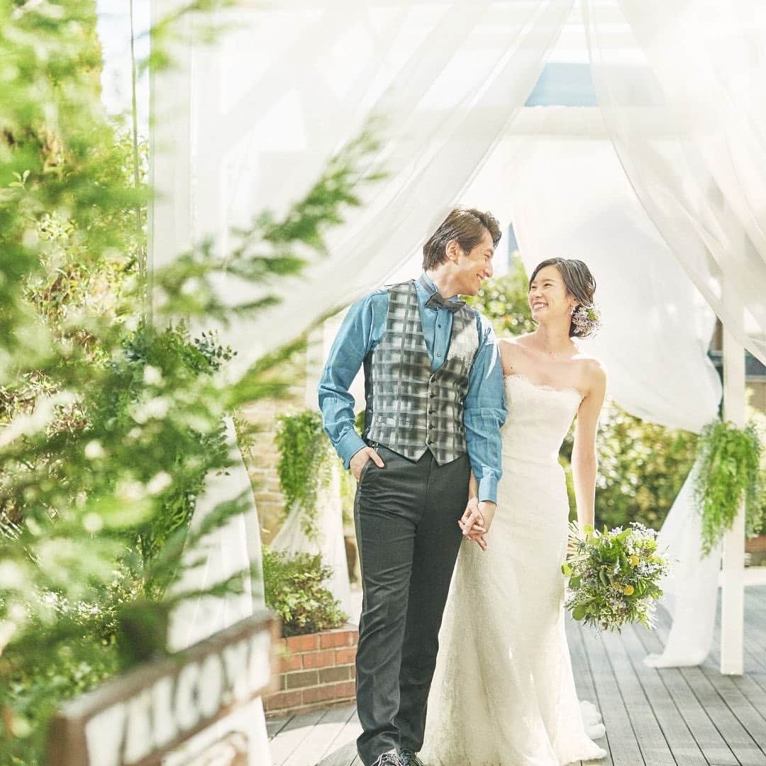 家族挙式さんのインスタグラム写真 - (家族挙式Instagram)「✳︎  ナチュラルウェディング ガーデン付きの会場で おふたりならではの結婚式を♡ 飾りつけなどももちろんこだわれる！ アットホームなお式が叶います  会場：#セントアクアチャペル梅田  -------------------  【2020年11月末まで！】  \年内実施の会食•披露宴プランお申し込みで/ ✳︎挙式スナップ写真60カット(77,000円分)プレゼント✳︎ ▽詳しくはTOPのリンクから❁ >>> @kazoku_wedding  ------------------- . ❁テレビCM放映中 ▹▸ ”家族挙式ベスト”なら 【挙式・衣裳・美容・写真】が含まれたプランが99,000円〜叶います＊ ▽予約はTOPのリンクから❁ >>> @kazoku_wedding ------------------- #家族挙式 #ベストアニバーサリー #家族 #Family #家族婚 #bestanniversary #少人数婚 #ウェディング #結婚式準備 #結婚式 #フォトウェディング #プレ花嫁 #卒花 #日本中のプレ花嫁さんと繋がりたい #花嫁 #卒花嫁 #国内挙式 #weddingdress #ウェディングドレス #プラコレ #Dressy花嫁 #2020秋婚 #2021春婚 #2021夏婚 #2020冬婚 #花嫁の笑顔 #ナチュラルウェディング #大阪結婚式場 #アットホーム」11月23日 18時03分 - kazoku_wedding