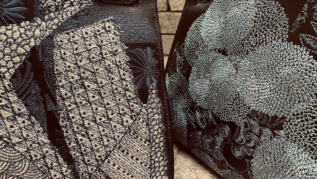 ジェイアーさんのインスタグラム写真 - (ジェイアーInstagram)「The Vintage Iconic Hermes Bags Transformed by Jay Ahr  « Indigo » Act 2 Provenance: Tokyo, Japan 1991  « Indigo » Act 5 Provenance: Fukuoka, japan 1988  Yarn embroidery   #hermes #jayahr #jonathanriss #kelly #birkin #constance #hermes #hermesbag #birkinbandana #bandana #oneoff #vintage #embroidery #sustainable #Art  #iconsxjayahr #everyhumanisanartist  #indigo #japan #westAfrica #indigofera」11月23日 18時04分 - _jay_ahr_
