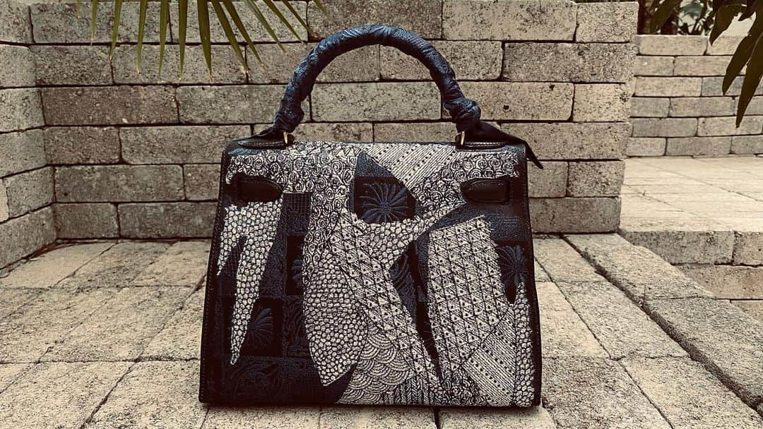 ジェイアーさんのインスタグラム写真 - (ジェイアーInstagram)「The Vintage Iconic Hermes Bags Transformed by Jay Ahr  « Indigo » Act 2 Provenance: Tokyo, Japan 1991  « Indigo » Act 5 Provenance: Fukuoka, japan 1988  Yarn embroidery   #hermes #jayahr #jonathanriss #kelly #birkin #constance #hermes #hermesbag #birkinbandana #bandana #oneoff #vintage #embroidery #sustainable #Art  #iconsxjayahr #everyhumanisanartist  #indigo #japan #westAfrica #indigofera」11月23日 18時04分 - _jay_ahr_