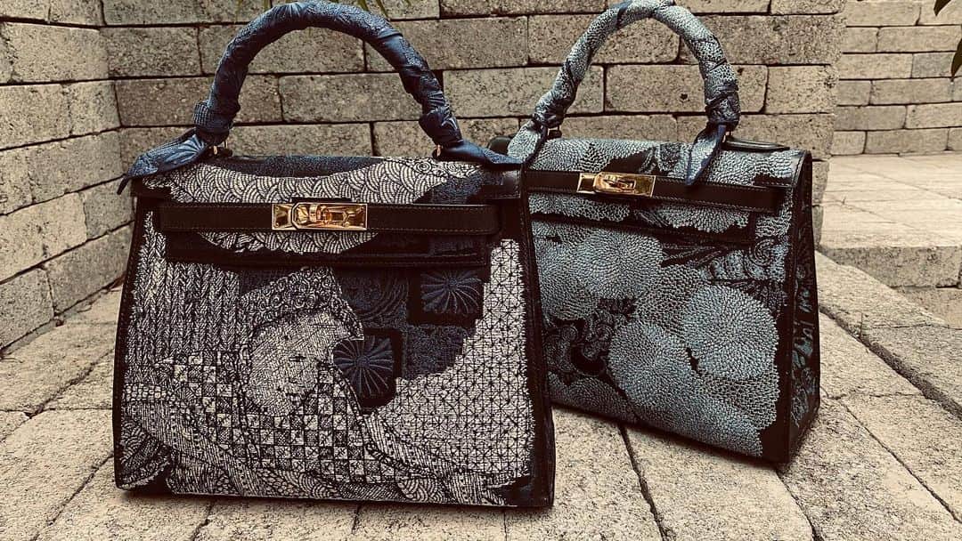 のインスタグラム：「The Vintage Iconic Hermes Bags Transformed by Jay Ahr  « Indigo » Act 2 Provenance: Tokyo, Japan 1991  « Indigo » Act 5 Provenance: Fukuoka, japan 1988  Yarn embroidery   #hermes #jayahr #jonathanriss #kelly #birkin #constance #hermes #hermesbag #birkinbandana #bandana #oneoff #vintage #embroidery #sustainable #Art  #iconsxjayahr #everyhumanisanartist  #indigo #japan #westAfrica #indigofera」