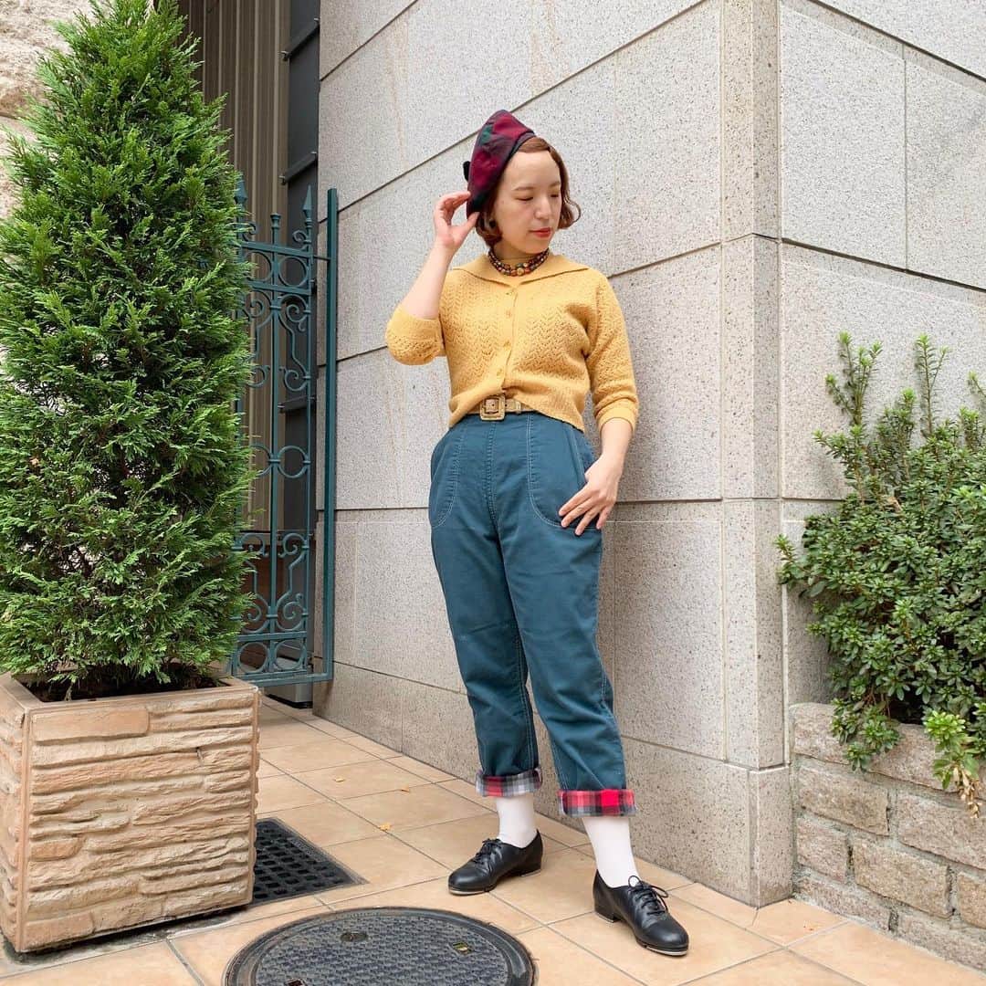 NUTTY Vintage&Collectibleのインスタグラム：「✏️NEW ARRIVAL✏️  ☑︎vtg 50's yellow knit cardigan with clear button ㅤㅤㅤㅤㅤㅤㅤㅤㅤㅤㅤㅤㅤ 冬にマストな大人気のビンテージニットをカジュアルにコーディネート＊ 50sの特徴的なデザインのドルマンスリーブになっており、トップのシルエットを女性らしく、綺麗にみせてくれます。 また、ボタンは光を浴びるとキラキラと輝くクリアなデザイン。乙女心をくすぐります。  こっくりとしたマスタードカラーに深い緑のランチパンツを合わせて、現代では少し個性的な王道50sスタイルに＊ この冬挑戦してみてはいかがでしょうか。  このあと、 🛒VINTAGE ONLINE STOREにてお買い求めいただけます🛒 =ONLINE STORE送料無料期間中= ------------------------------------ 🛍NUTTY通販について🛍 ------------------------------------- ＜ONLINE STORE＞ VINTAGE▶︎http://nutty.theshop.jp/ USED SELECT▶︎https://nuttyselect.official.ec/ （プロフィールページURLよりjump🕊） ㅤㅤㅤㅤㅤㅤㅤㅤㅤㅤㅤㅤㅤ ＜VIDEO CHAT SHOPPING＞ テレビ電話をお繋ぎして、リアルタイムでご案内いたします。詳細は過去の投稿をご覧ください。」