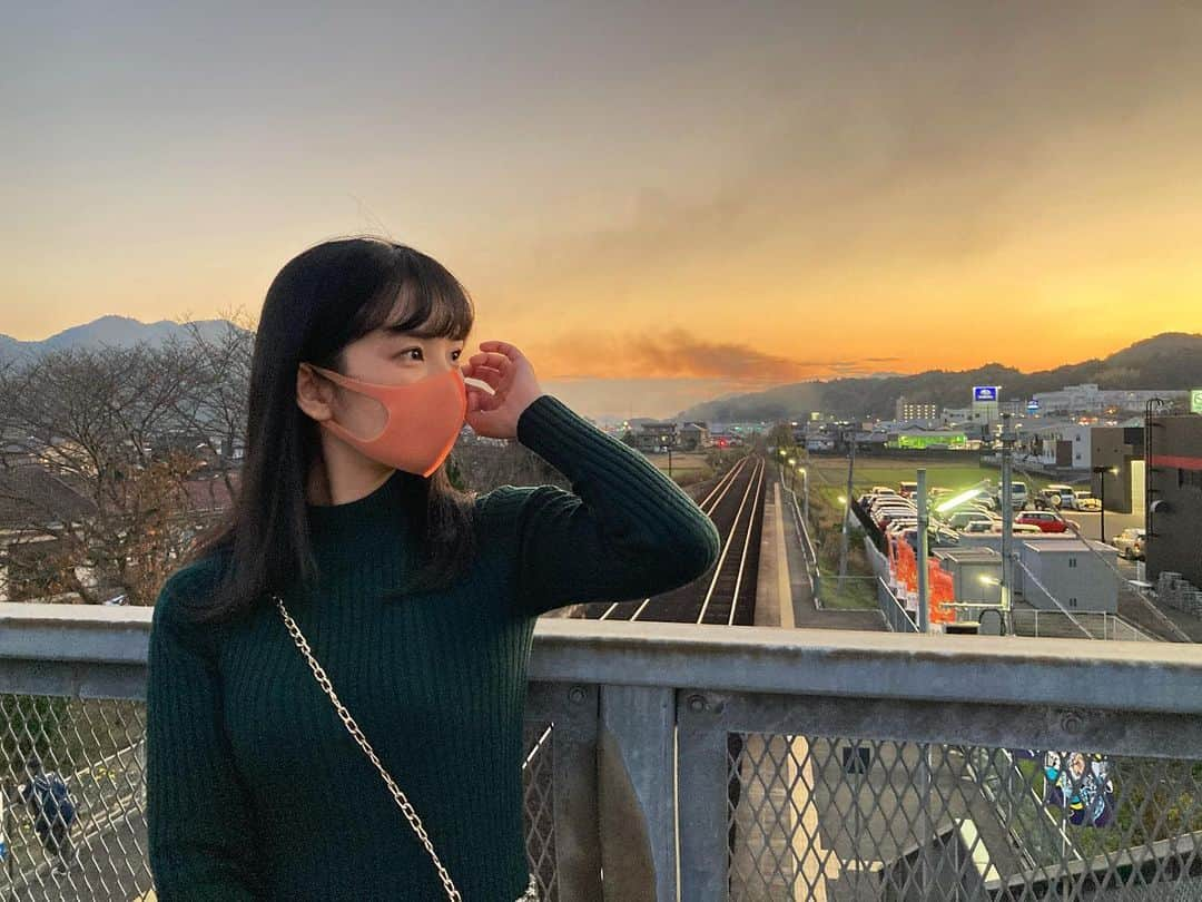 道重佐保さんのインスタグラム写真 - (道重佐保Instagram)「きょうも1日おつかれさまでした🌇  #山口県#山口市#大歳駅 #夕焼け#綺麗に撮れたよ🥰 #黒煙の正体は#次のぽすとにつづきます~」11月23日 18時05分 - sahomichishige