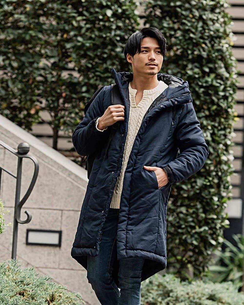 のインスタグラム：「. 首元から膝下まで暖かいロングコートが発売開始😁🔥 . キレイめなコートにミリタリーテイストをプラスした一着はこの冬ワンランク上の着こなしを狙う方にぴったり🙌 . 今季は一味違うコートで冬を過ごしてみては😊？ . 購入は写真をタップ！ 品番:vib20-07 . #bitter #bitterstore #mensfashion #mensstyle #fashion #ootd #longcoat #modscoat #ビター #ビターストア #メンズファッション #メンズスタイル #ファッション #ロングコート #コート #モッズコート」