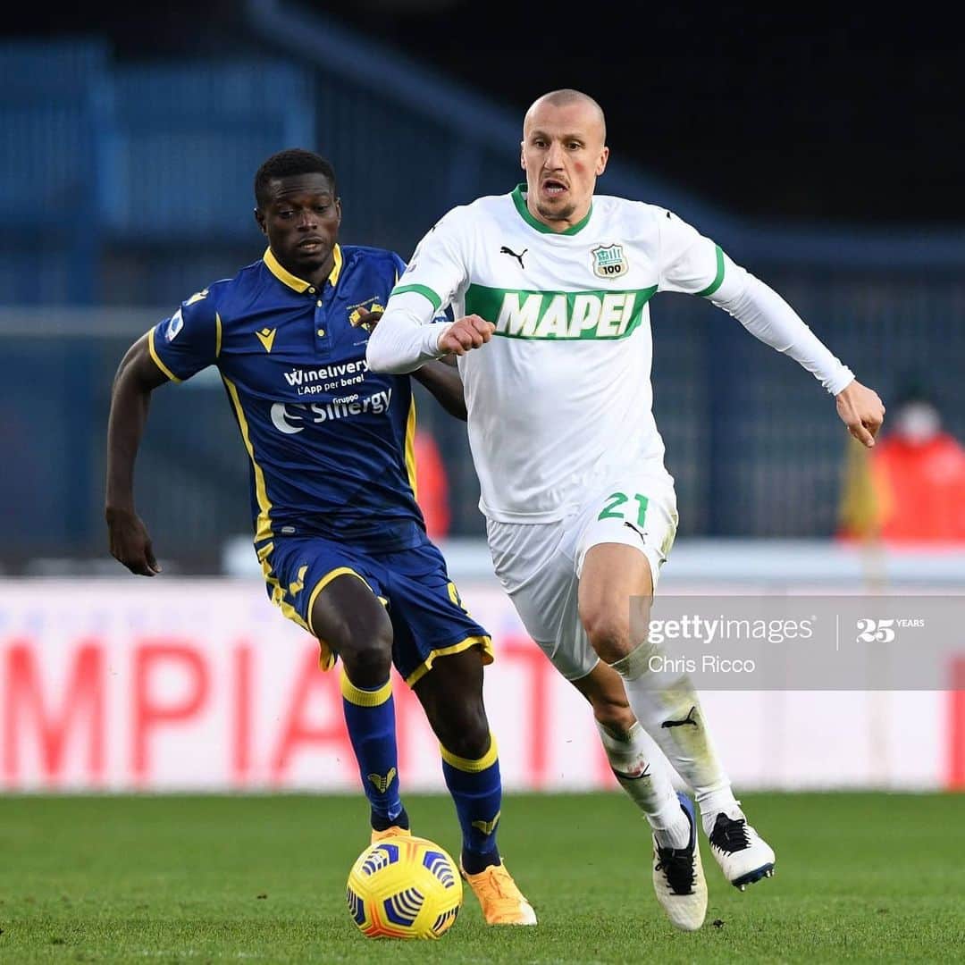 ヴラド・キリケシュのインスタグラム：「Grande vittoria in una partita non semplice! 💪 Continuiamo a goderci l'aria dell'alta classifica rimanendo concentrati in vista della partita di sabato contro l'Inter #ForzaSasol 🖤💚🔝」