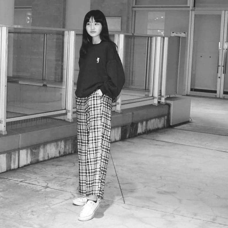 丸本凛のインスタグラム：「#instagood#photooftheday#ootd#monochromephotography#モノクロ写真#15歳#全身コーデ#中3#パンツ#チェックパンツ#バンツコーデ#ぼーいっしゅ女子#ボーイッシュコーデ#スポーツ女子#スニーカー#japanese#카메라」