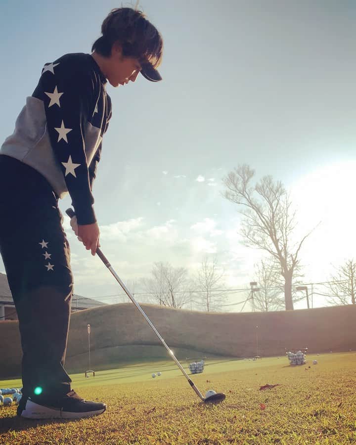 藤本麻子のインスタグラム：「５ヤード🧺〜🏌🏻‍♀️ カゴに入れるチャレンジ💪🏻 . フィーに もっとフェース開いて打ってって言われて 打ったら入ったwww 2人でビックリ‼️笑」