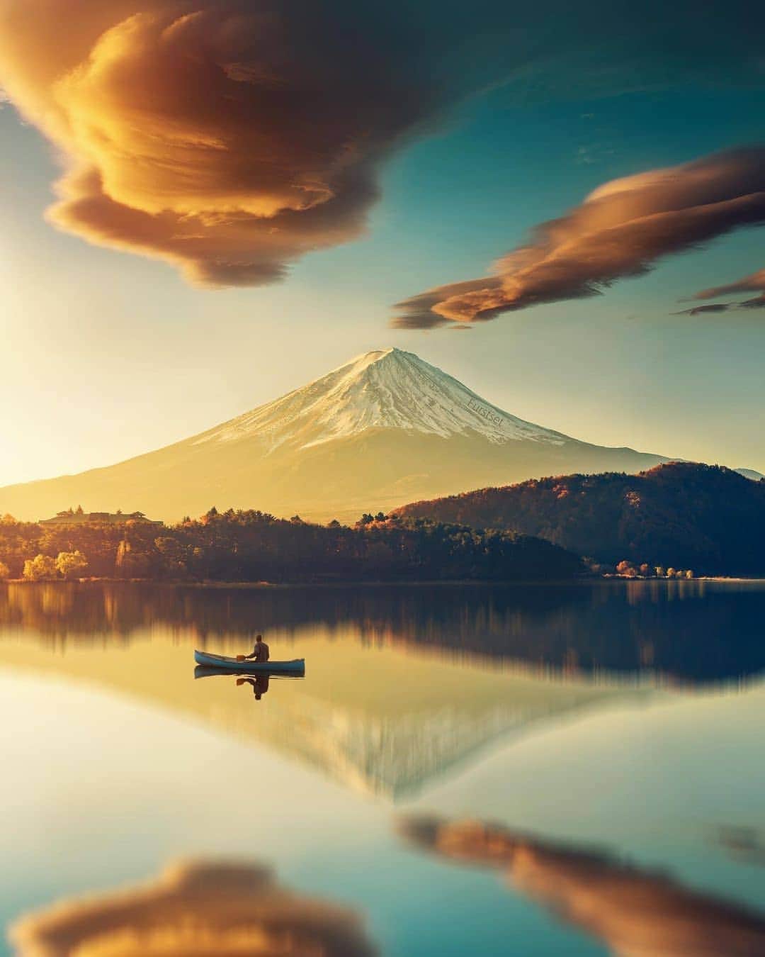 BEAUTIFUL DESTINATIONSさんのインスタグラム写真 - (BEAUTIFUL DESTINATIONSInstagram)「A quiet moment. 💭 In a world so loud, it's important to prioritize your peace of mind. One of the ways to do this is by disconnecting and spending time in nature, like this glorious setting near Mt. Fuji. 🇯🇵  Did you know these fun facts about Mt. Fuji? 1. It's made of 3 separate volcanoes: Komitake at the bottom, Kofuji in the middle, and Fuji at the top. 2. Though it looks peaceful, it is an active volcano. 3. It last erupted in 1707. 4. It's surrounded by 5 beautiful lakes. 5. There are four trails to the top, and it takes an average of around six hours to reach the summit.  Have you witnessed this mountain in real life? 🏔   📸 @furstset 📍 Mount Fuji, Fujiyama, Japan」11月23日 18時15分 - beautifuldestinations