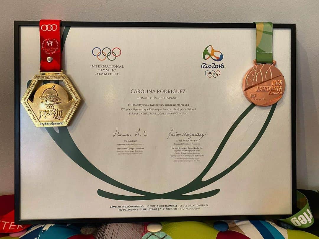 カロリナ・ロドリゲスのインスタグラム：「Merece un reconocimiento especial esta medalla de bronce, es la primera que tengo en este tono dorado y que recibo a los 34 años sin esperar NADA.  😃😃😃」