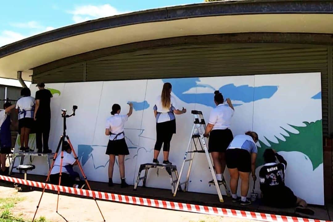 MULGAさんのインスタグラム写真 - (MULGAInstagram)「Mad times painting with the crew at Maitland Grossman High School last week. Even managed to sneak three surfs in while I was up there.⁣ ⁣ The panels will be attached to the front of the school so you'll be able to see it from the street when they get put up 🐸🦅🐍.  ⁣ #mulgatheartist #maitlandgrossmanhighschool #schoolmural #muralart #eagleart #frogart #snakeart #australianart⁣」11月23日 18時17分 - mulgatheartist