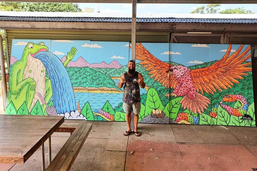 MULGAさんのインスタグラム写真 - (MULGAInstagram)「Mad times painting with the crew at Maitland Grossman High School last week. Even managed to sneak three surfs in while I was up there.⁣ ⁣ The panels will be attached to the front of the school so you'll be able to see it from the street when they get put up 🐸🦅🐍.  ⁣ #mulgatheartist #maitlandgrossmanhighschool #schoolmural #muralart #eagleart #frogart #snakeart #australianart⁣」11月23日 18時17分 - mulgatheartist