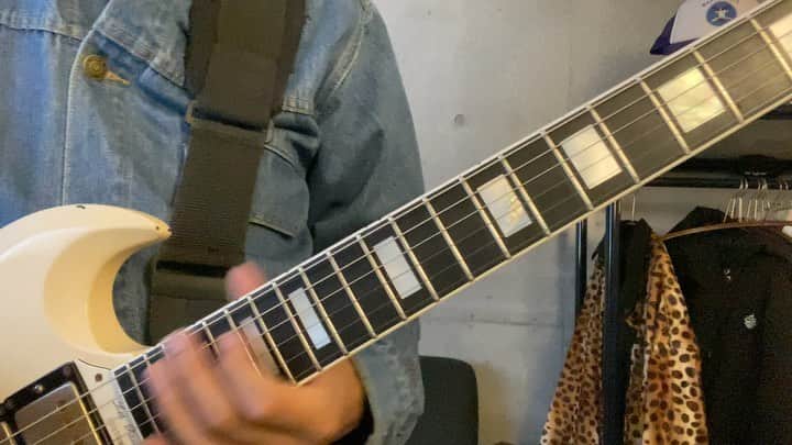 小野武正のインスタグラム：「そうだね、スーパーファミコンからプレイステーションに移り変わる時代まさに脂乗りまくりのスクウェアが出したオーセンティックで個性的なRPGルドラの秘宝が好きだよね、わし  さあ今日の問題はわしつないでるKEYTALKのギターフレーズは何の曲なのか！？そしてその曲が出された年に初めて出た大型フェスでエビぺいをした時にお客さんに強要したポージングは何でしょうか!!  し、、、しらんわ！！！  #わしつなぎ #keytalk #2周目 #トリコの吉田がギャザ強すぎます」