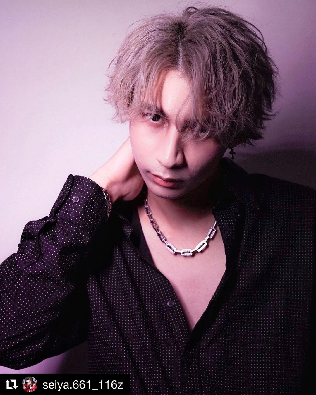 のインスタグラム：「#Repost @seiya.661_116z with @get_repost ・・・ 撮影📸　  ラフエロセンターパート  太めに緩い波打ちをいれて、エアリー感のあるワックスでラフにスタイリングしました。 束を整え過ぎないのと緩いカールでラフさとエロさを出しました。  hair @seiya.661_116z  photo @seiya.661_116z  model @daruin_ren   #ベルエポック美容専門学校 #ベルスタグラム #美容専門学校ベルエポック原宿校 #美容学生 #美容学生と繋がりた #美容師 #美容師さんと繋がりたい #美容師コーデ #メンズセット #メンズセット動画 #メンズヘア #メンズヘアスタイル #メンズヘアスタイルショート #高校生ヘアスタイル #メンズ髪型 #髪セット #いいねがえしは絶対 #いいね返しは絶対 #フォローしてくれた人全員フォローする #いいねした人で気になった人フォローする #스타일 #분장 #머리 #지원 #분위기 #좋군 #撮影 #撮影モデル #撮影依頼募集中　 --------------- 原宿、美容、ファッションが好きな人！ 『オープンキャンパス予約/資料請求』は こちらから💁‍♀️💁‍♂️ @belle_harajuku」