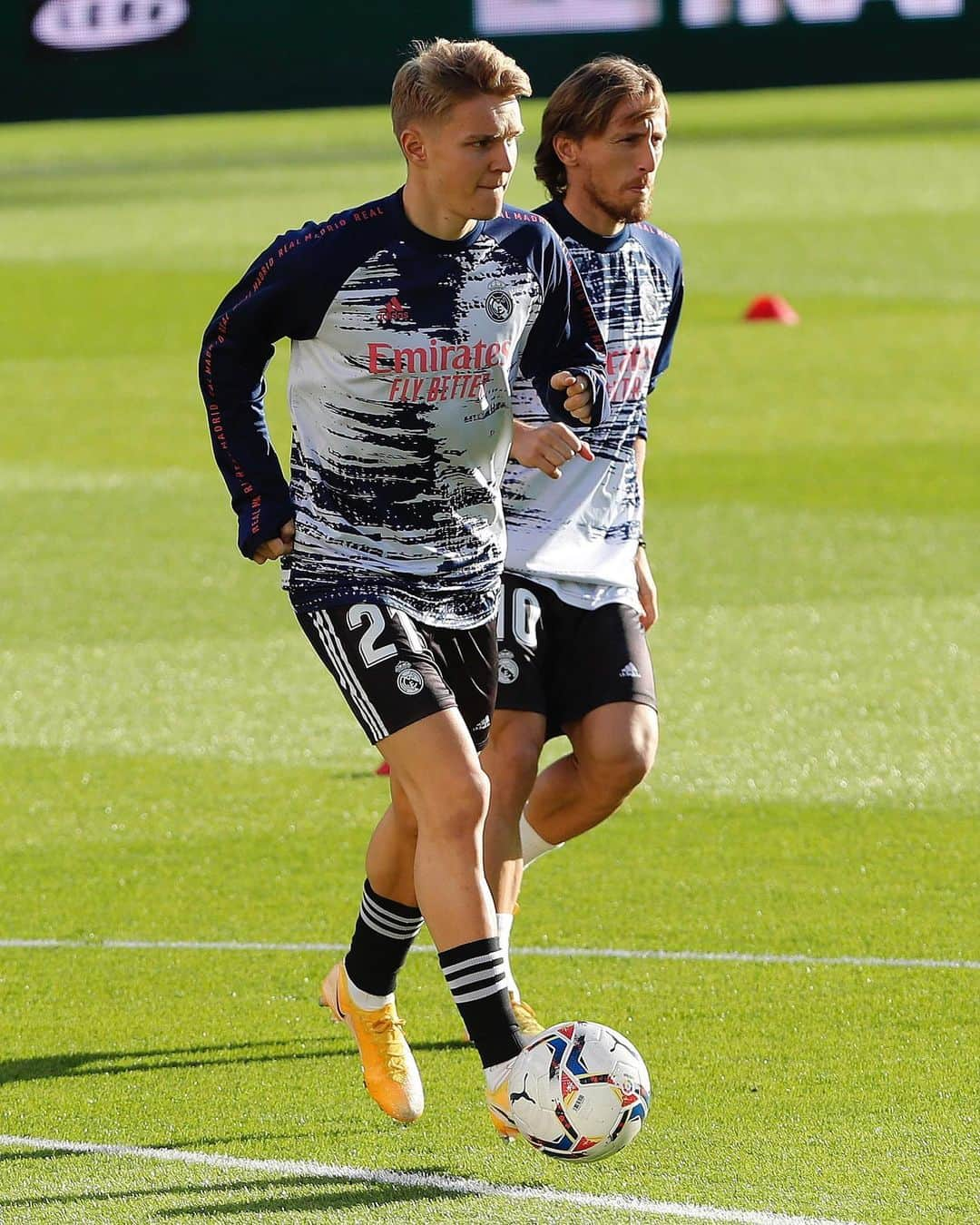 LFPさんのインスタグラム写真 - (LFPInstagram)「🧙🏻‍♂️🪄🎩 🧙🏻‍♂️  #Odegaard #Modric #RealMadrid #LaLigaSantander #LaLiga #Magic #YouHaveToLiveIt #HayQueVivirla」11月23日 18時27分 - laliga