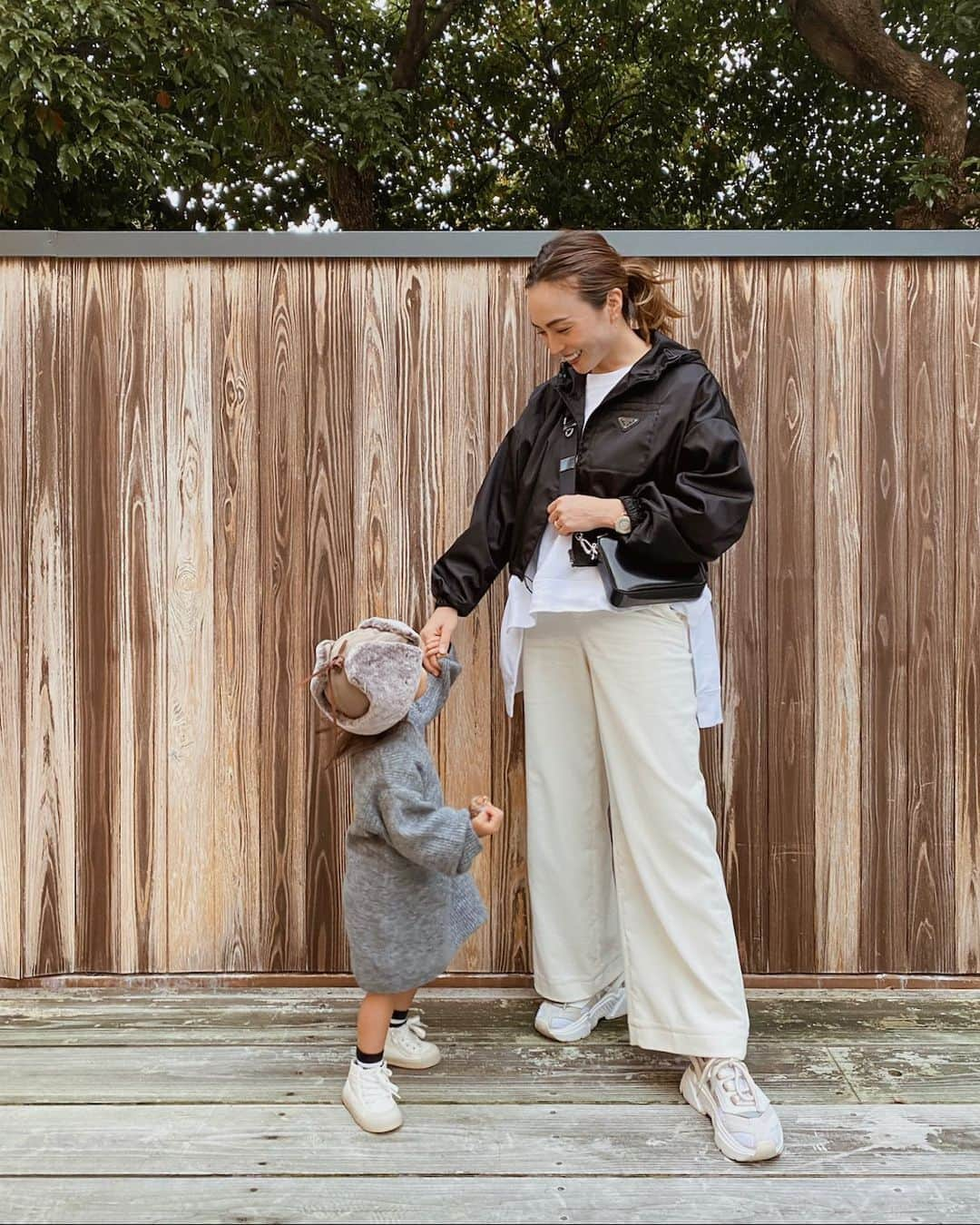 里見茜さんのインスタグラム写真 - (里見茜Instagram)「🍂  👩‍🦰洋服着替えるよ〜 👧どぉれぇ？あ、これかぁいいね！  と、鏡までダッシュして 可愛いを連呼して満面の笑みを見せてくれる娘。 こちらまで胸キュンして笑いジワが日々増えていきます。  もう既に女子力高めの長女です😂🤍  #2歳 #女子力 #長女 #親子コーデ」11月23日 18時19分 - satomiakane