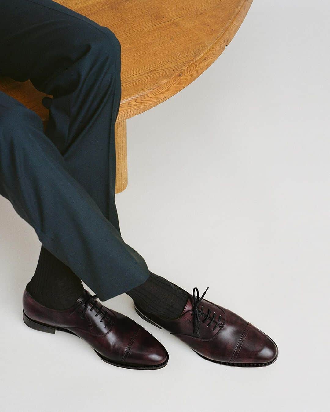 ジョンロブのインスタグラム：「Fall essentials – Perfectly proportioned, Philip II is a classic oxford style given subtle flair with fine punching accents across the toe cap and facings. . #johnlobb @julienthomashamon @gauthierborsarello」