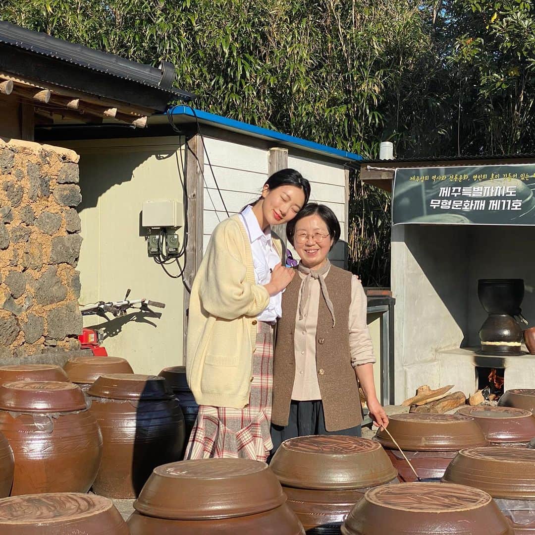 スビン さんのインスタグラム写真 - (スビン Instagram)「‘술을 빚는다’의 제주표현은 ‘술을 닦는다’..그래서 항상 술을 빚으시면서 마음을 닦으신다는 김희숙 명인님의 제주 고소리술..  저의 인생 술이였습니다.. 하나부터 열까지 모든 작업을 수작업으로 하시면서 빚어지는 술을 보며 매번 애정가득한 미소를 지어주던 모습..이런 명인님의 마음을 술들이 닮은건지 술의 입자들의 촘촘하게 매꿔져있는게 느껴집니다..어떤 일들을 마주하더라도 명인님의 말씀처럼 마음을 닦으며 행하고 싶습니다   #김희숙명인님 #제주고소리술 #제주고소리술익는집 #제주 #오메기술 #전통주」11月23日 18時21分 - dalsooobin