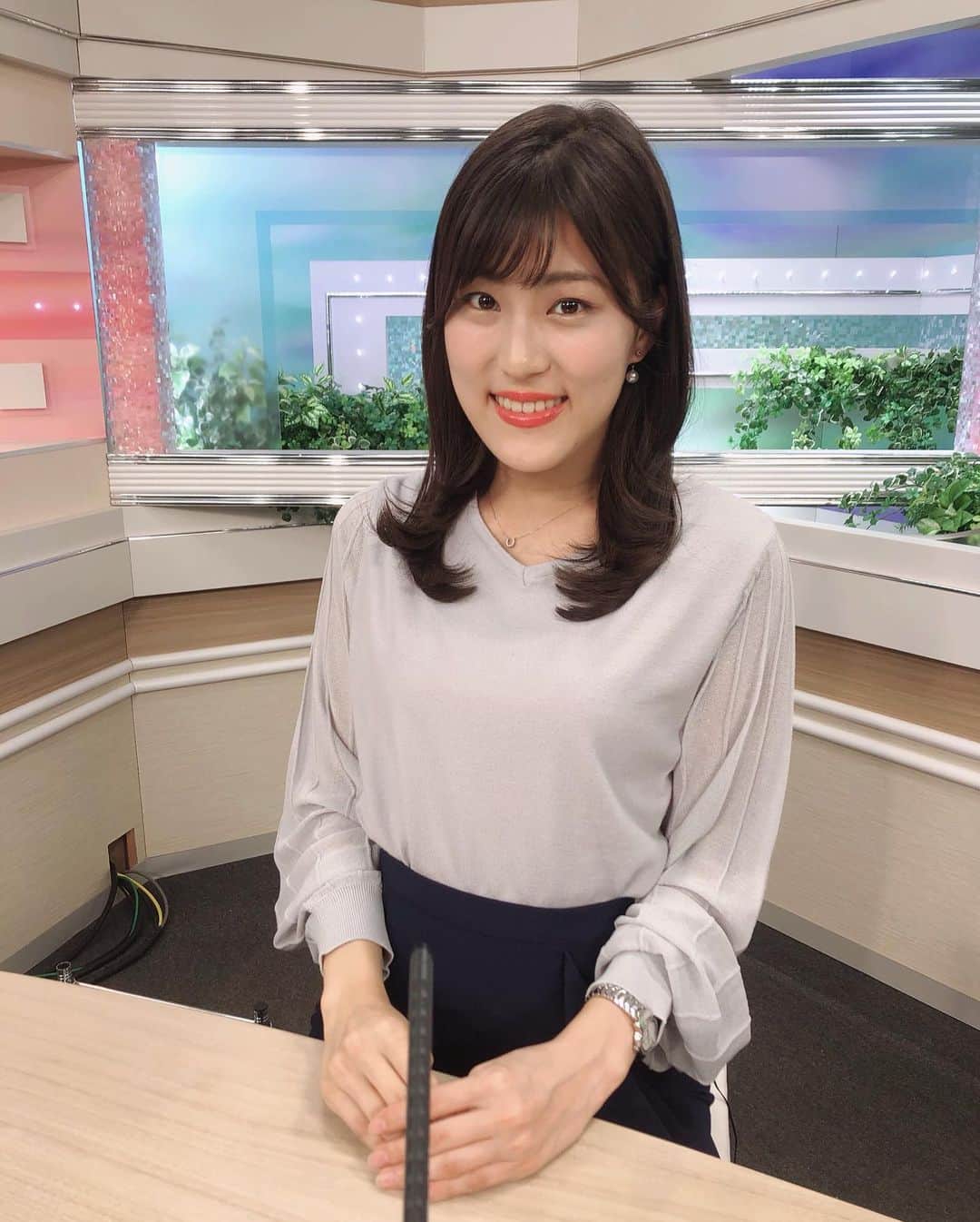 のインスタグラム：「今日はニュースでした🙋‍♀️ 髪を切ったのでサッパリ💇‍♀️ 衣装はグレーのニットです♪ ・ 明日からお仕事の方 がんばってください☺️ ・ ・ #チバテレ #ニュースキャスター #女子アナ #アナウンサー #衣装提供 #衣装 #リオマル #ニット #女子アナコーデ #外ハネ #フリーアナウンサー #竹内里奈」